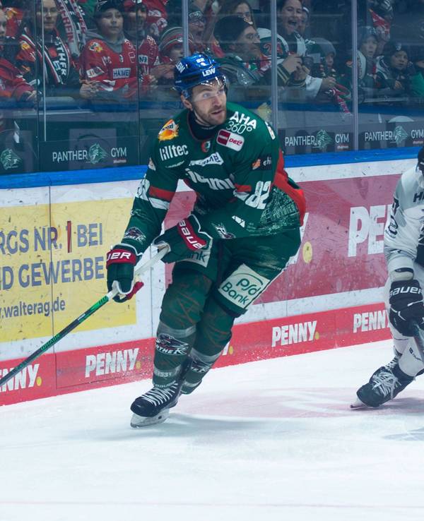 Alexandre Grenier (l.) spielte mit den Augsburger Panthern gegen seinen Ex-Klub Kölner Haie.