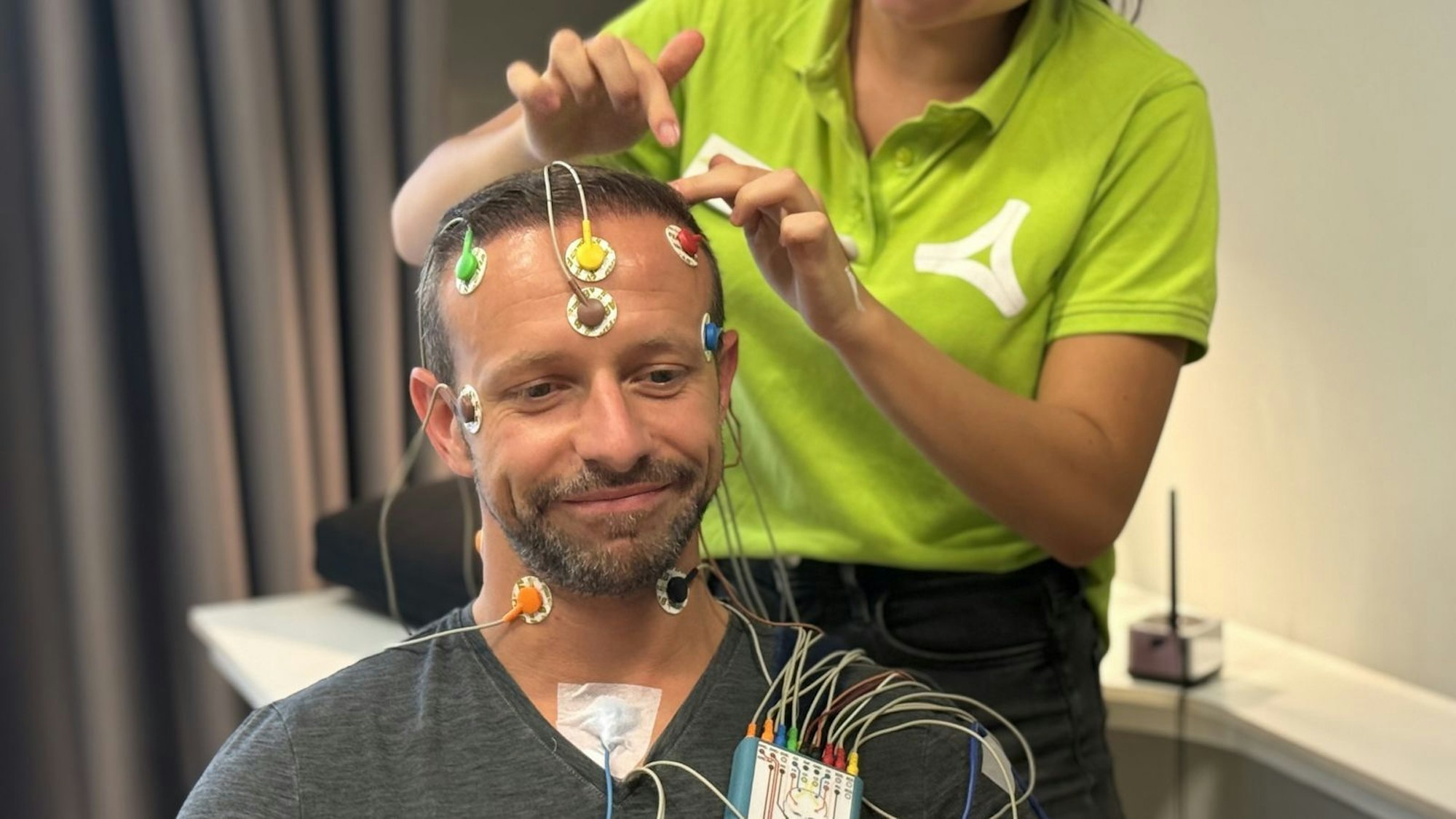 Waldemar sucht Hilfe bei einem Schlaflabor in Köln, um eine Lösung für seine Schlaf-Probleme zu finden. (Bild: ZDF / Daniela Hoyer)