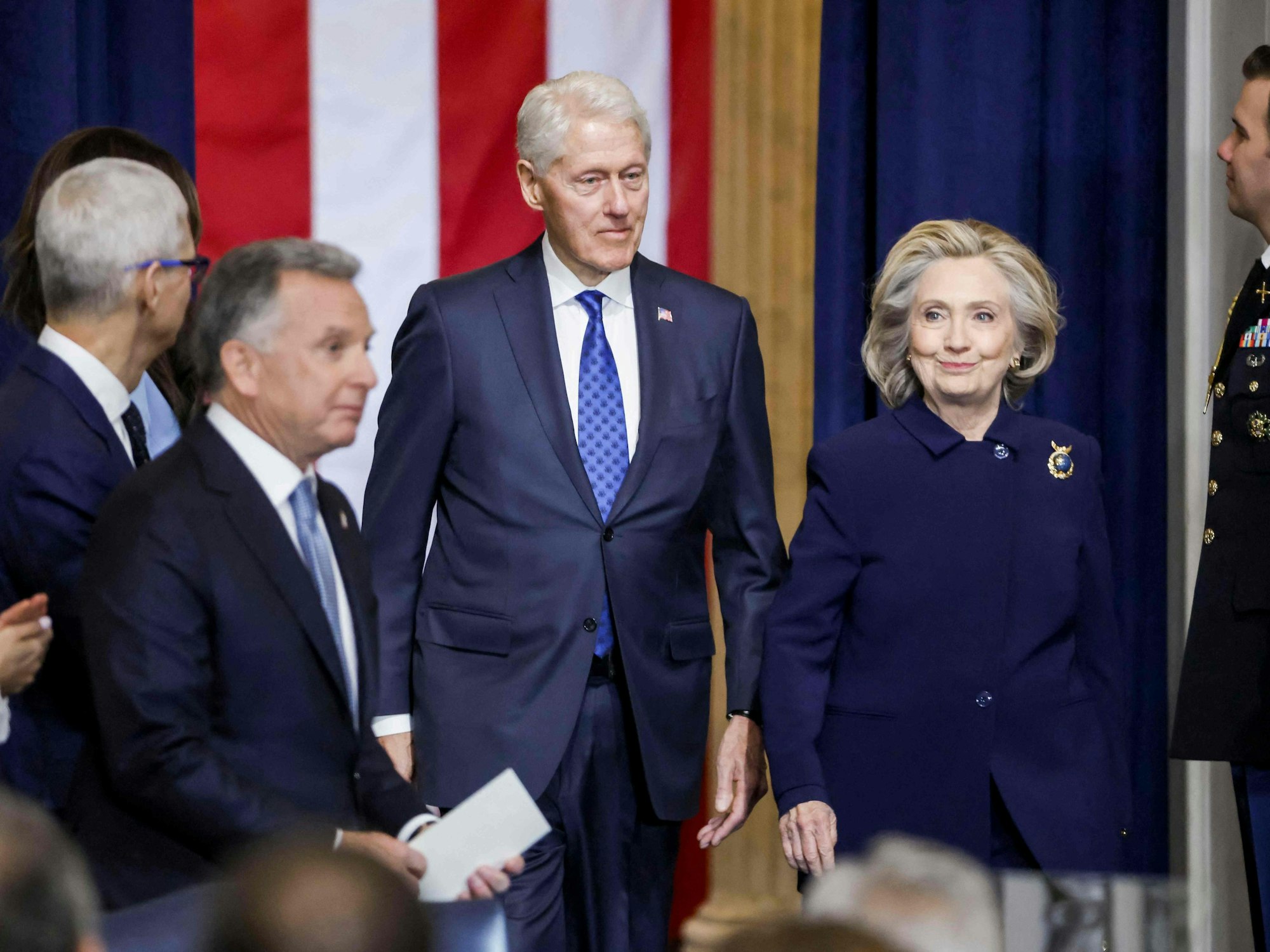 Der ehemalige US-Präsident Bill Clinton und seine Frau Hillary Clinton, hier bei der Amtseinführung von Donald Trump im Januar 2025, verweigern im Epstein-Ausschuss die Aussage.