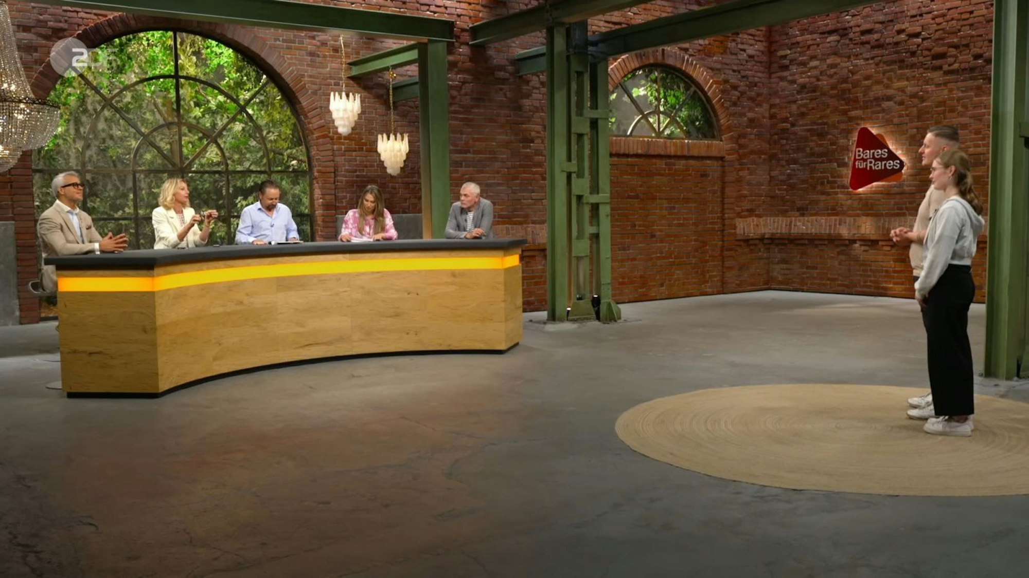 „Da kommt ein Diamantring“, vermutete Susanne Steiger geradezu prophetisch als sie die Schatulle sah. (Bild: ZDF)