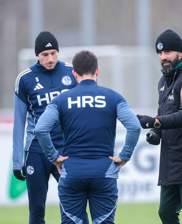 Schalke-Coach Miron Muslic spricht mit seinen Spielern im Training.
