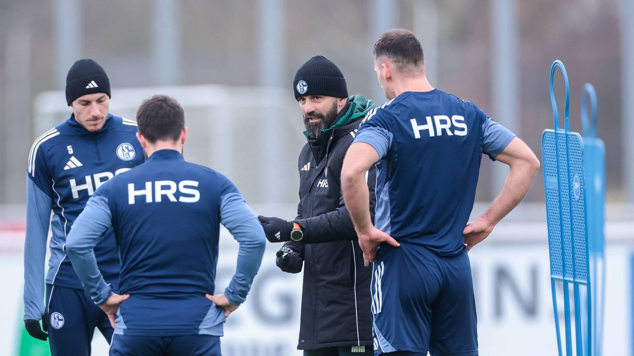 Schalke-Coach Miron Muslic spricht mit seinen Spielern im Training.