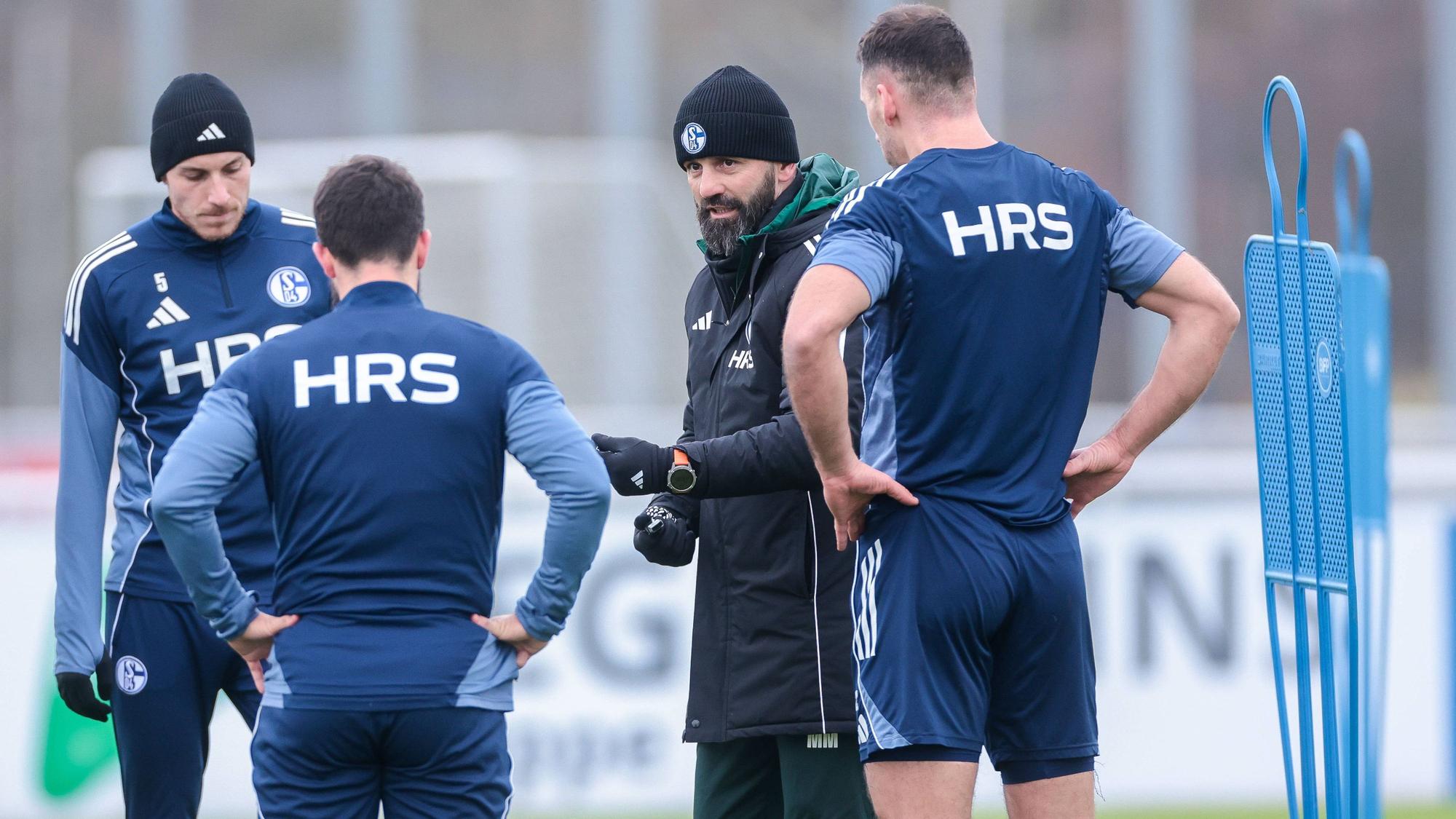 Schalke-Coach Miron Muslic spricht mit seinen Spielern im Training.