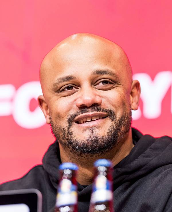 Trainer Vincent Kompany auf einer Pressekonferenz des FC Bayern.