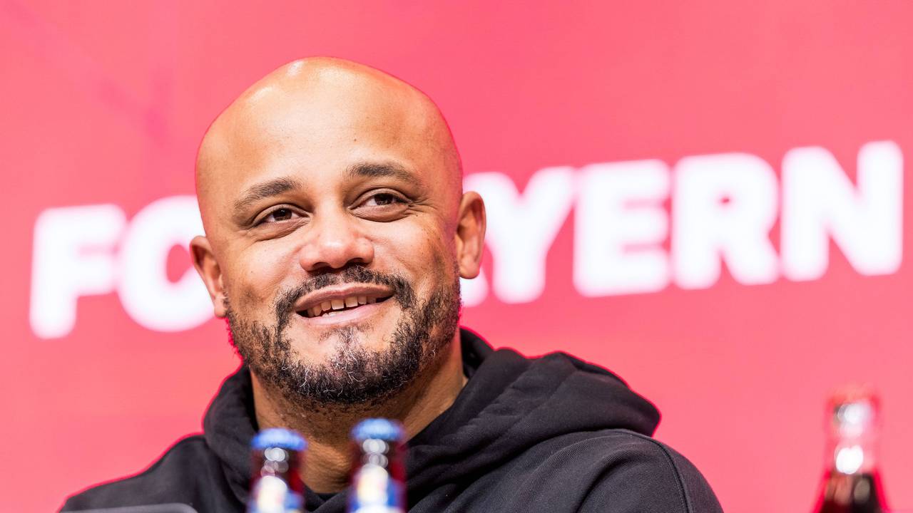 Trainer Vincent Kompany auf einer Pressekonferenz des FC Bayern.