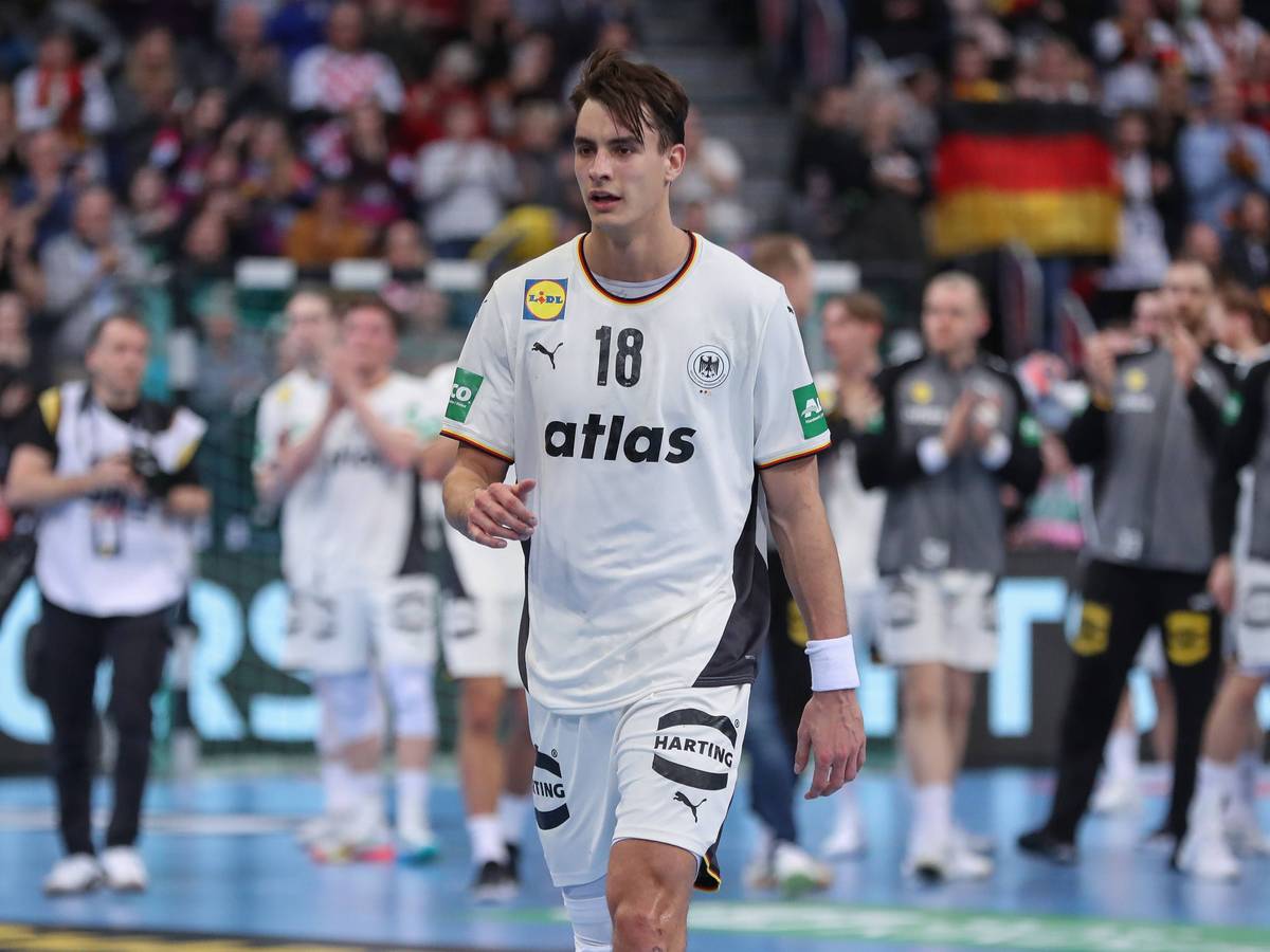 Julian Köster bei einem Länderspiel im Deutschland-Trikot.