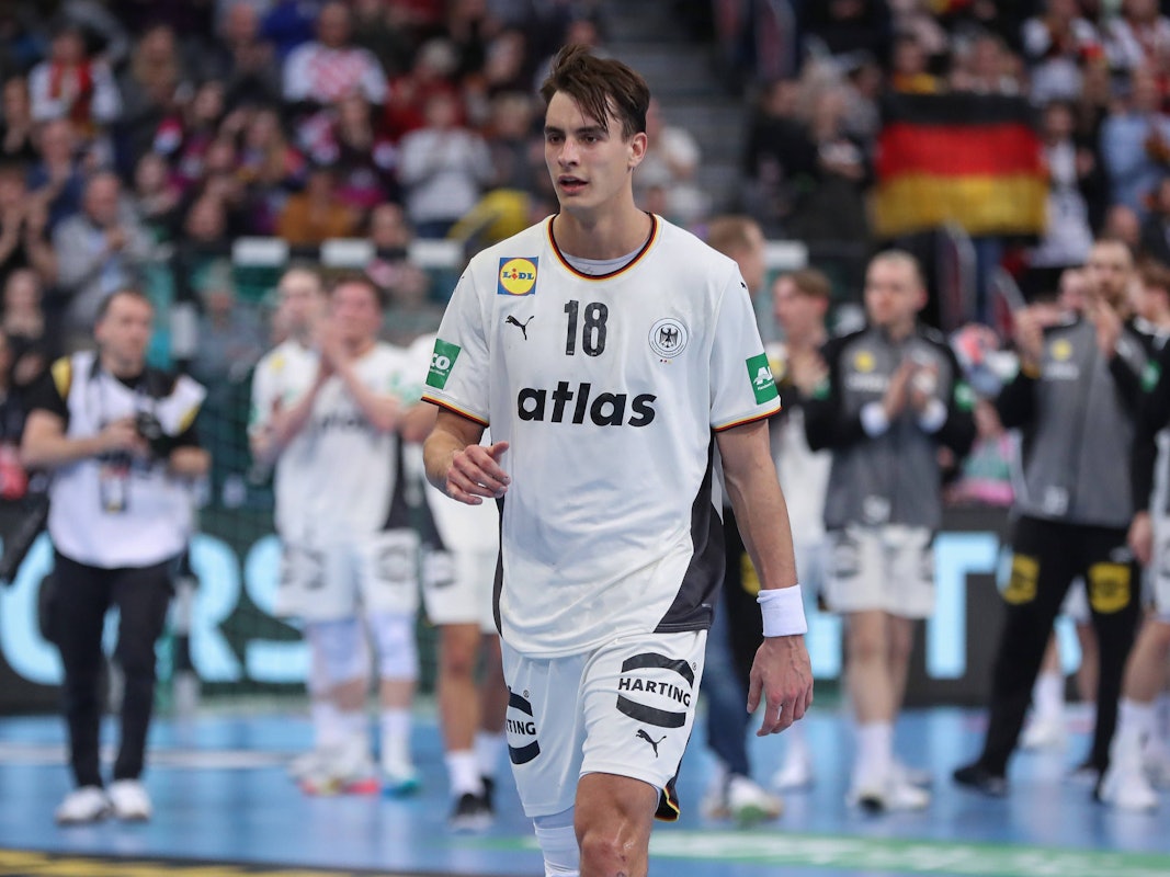 Julian Köster bei einem Länderspiel im Deutschland-Trikot.