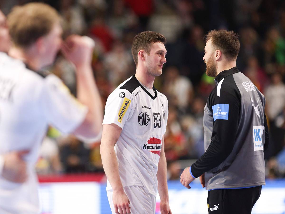 Andreas Wolff und Mykola Bilyk stehen sich bei einem Länderspiel gegenüber.