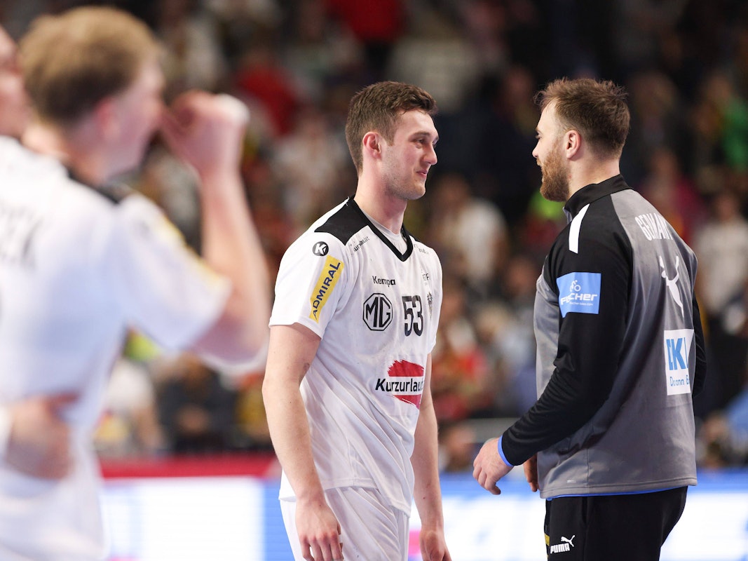 Andreas Wolff und Mykola Bilyk stehen sich bei einem Länderspiel gegenüber.