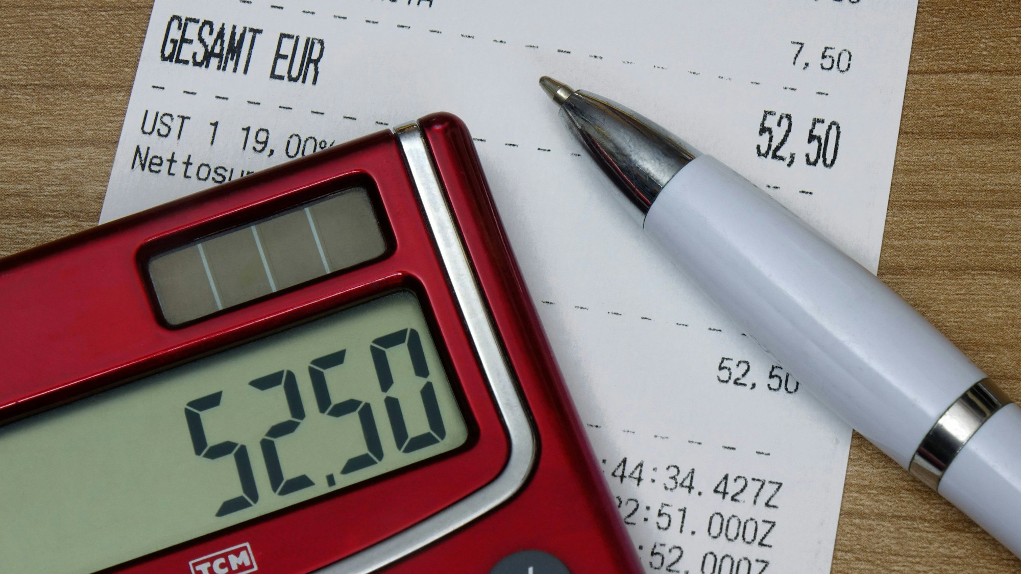 Rechnung mit Kugelschreiber und Taschenrechner