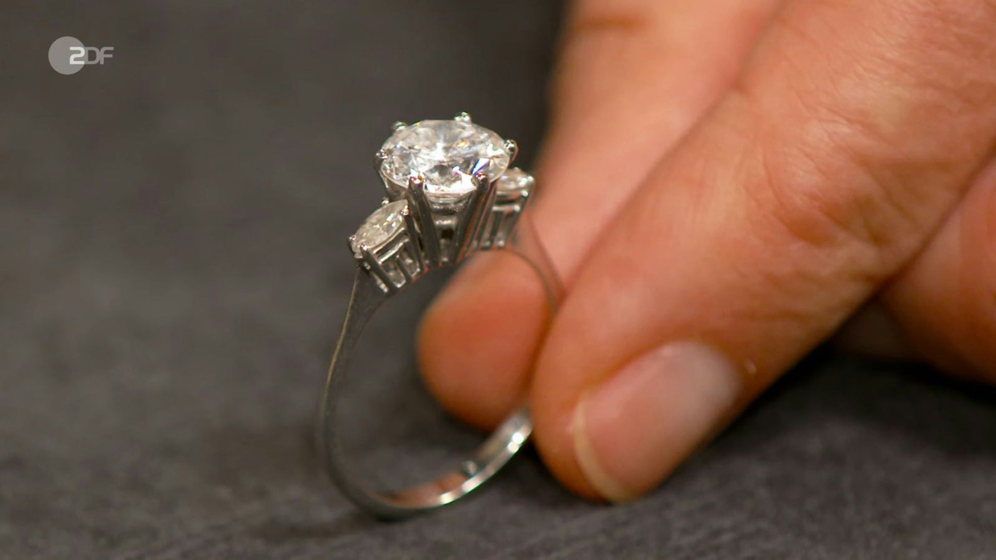 Heide Rezepa-Zabel geriet bei diesem Ring ins Schwärmen: „Es ist schon ein ganz schönes Luxus-Geschoss, das sieht schon ganz schön gut aus.“ (Bild: ZDF)