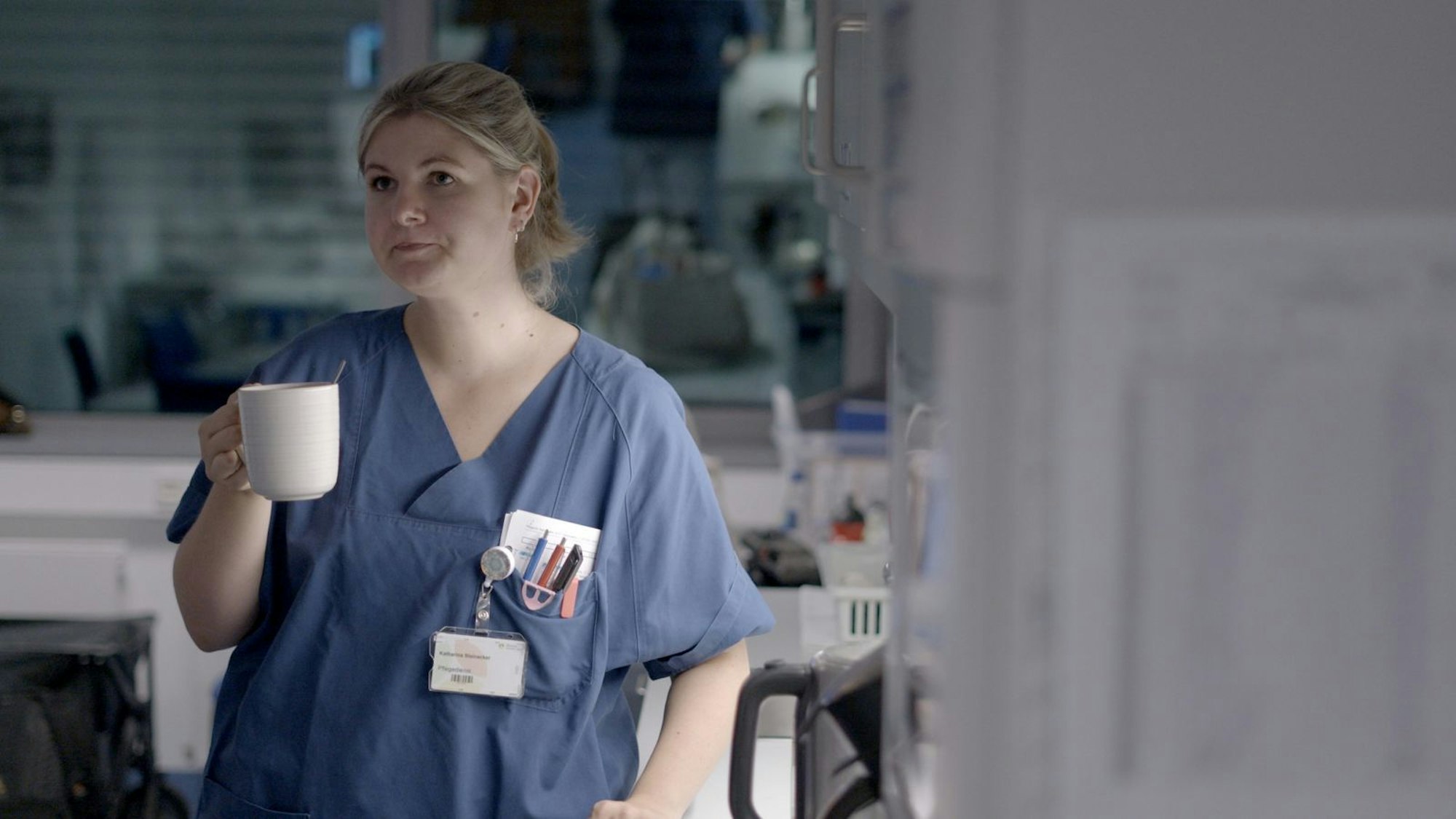 Katharina liebt ihren Beruf als Krankenpflegerin, doch die vielen Schichtwechsel machen ihr zu schaffen. (Bild: ZDF / Uli Sontag)