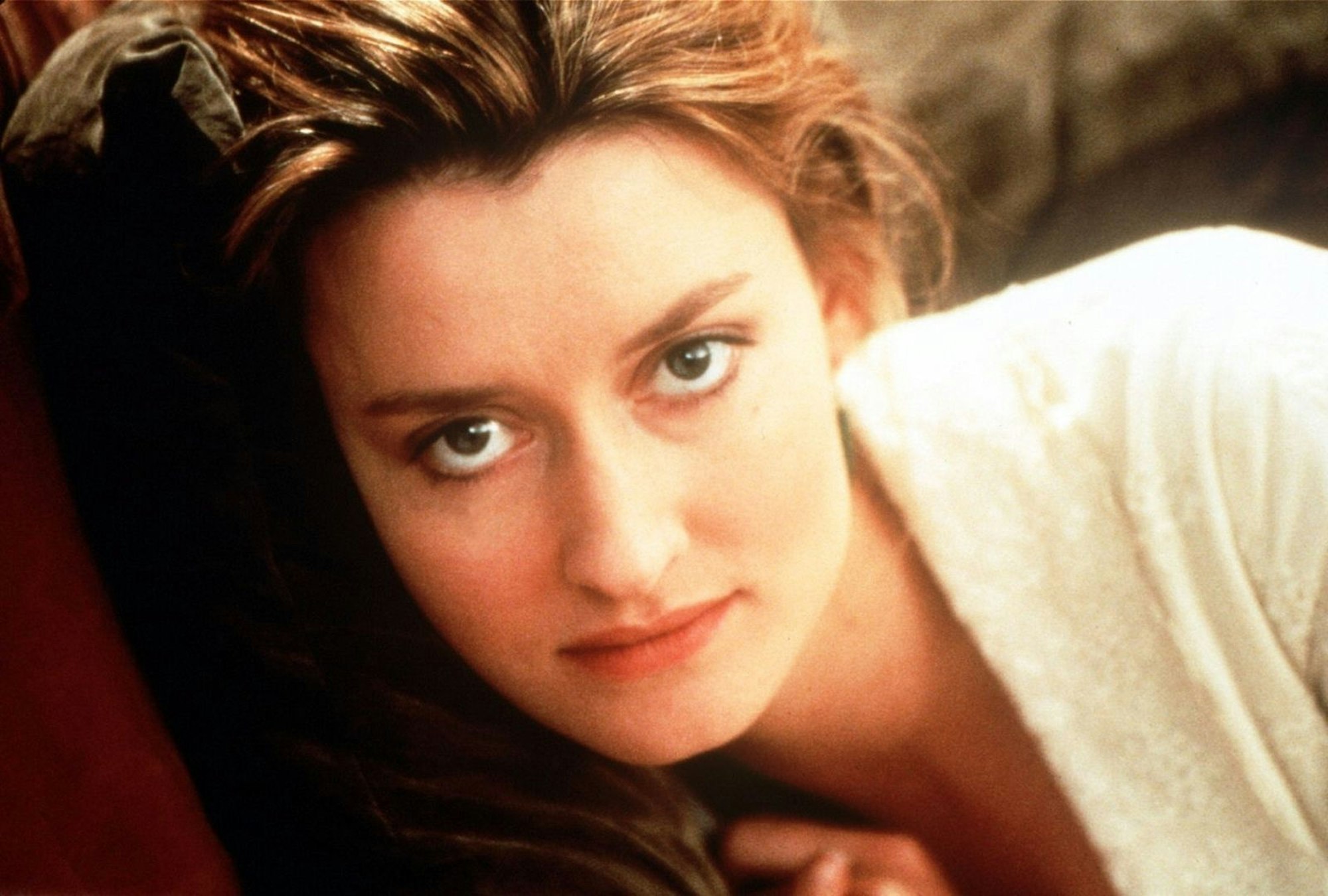 Die wunderschöne Lauren (Natascha McElhone) berührt Truman und verändert für immer sein Leben. Für beide ist es die große Liebe, doch in der perfekten Welt der „Truman Show“ ist für Liebe kein Platz. (Bild: kabel eins / Paramount Pictures)