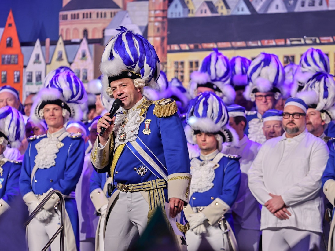 Björn Griesemann hält eine Ansprache auf der Bühne.