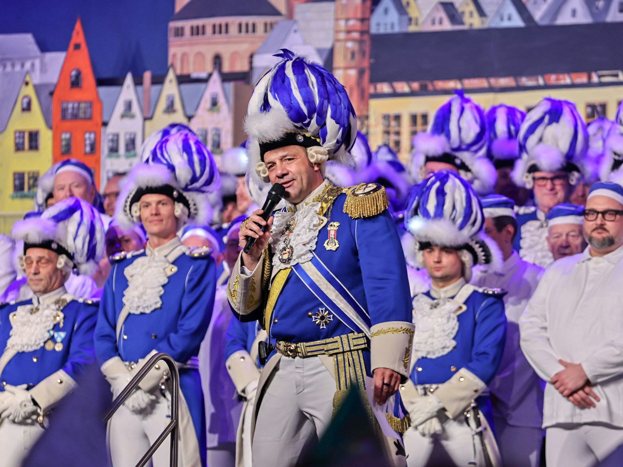 Der Präsident der Blauen Funken Björn Griesemann brach alle Rekorde und verteilte beim Regimentsappell am 13. Januar 2026 stolze 289 Urkunden