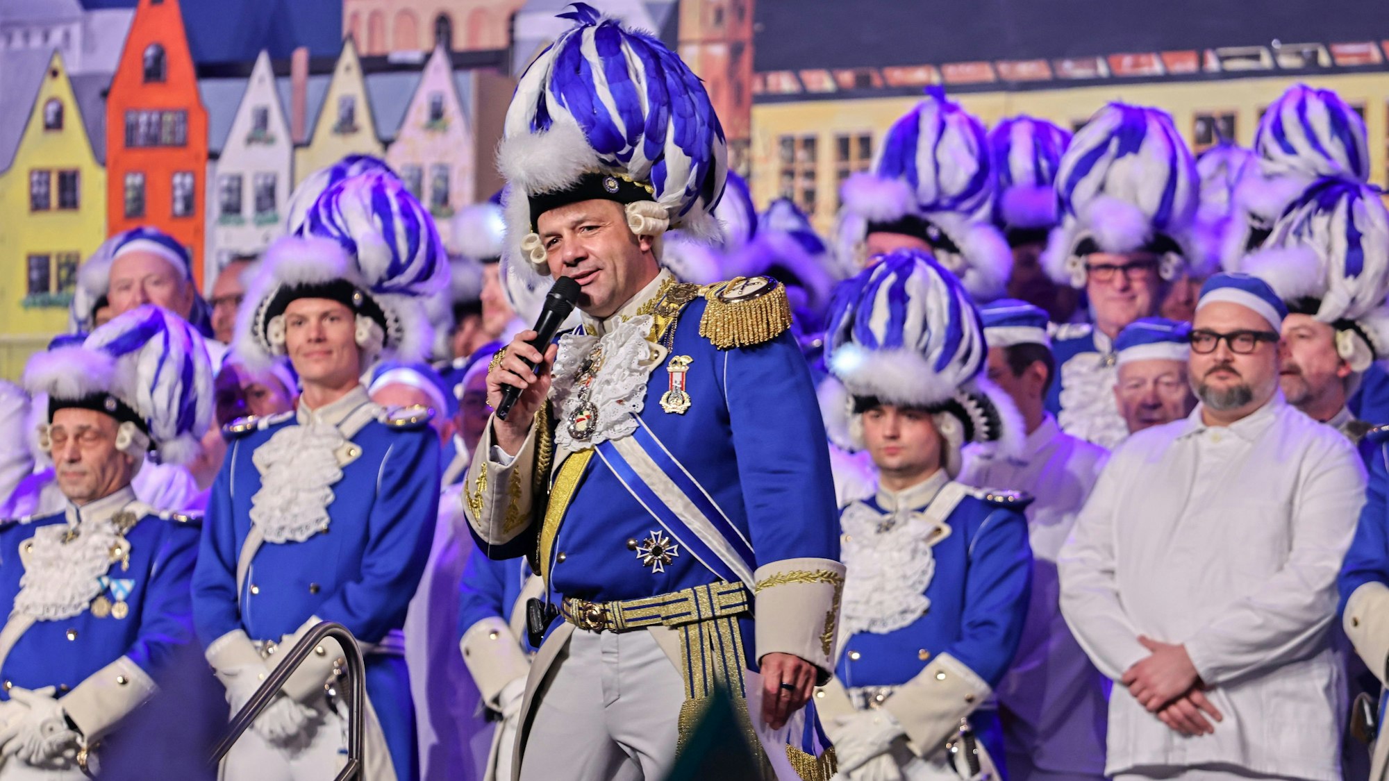 Björn Griesemann steht auf der Bühne.