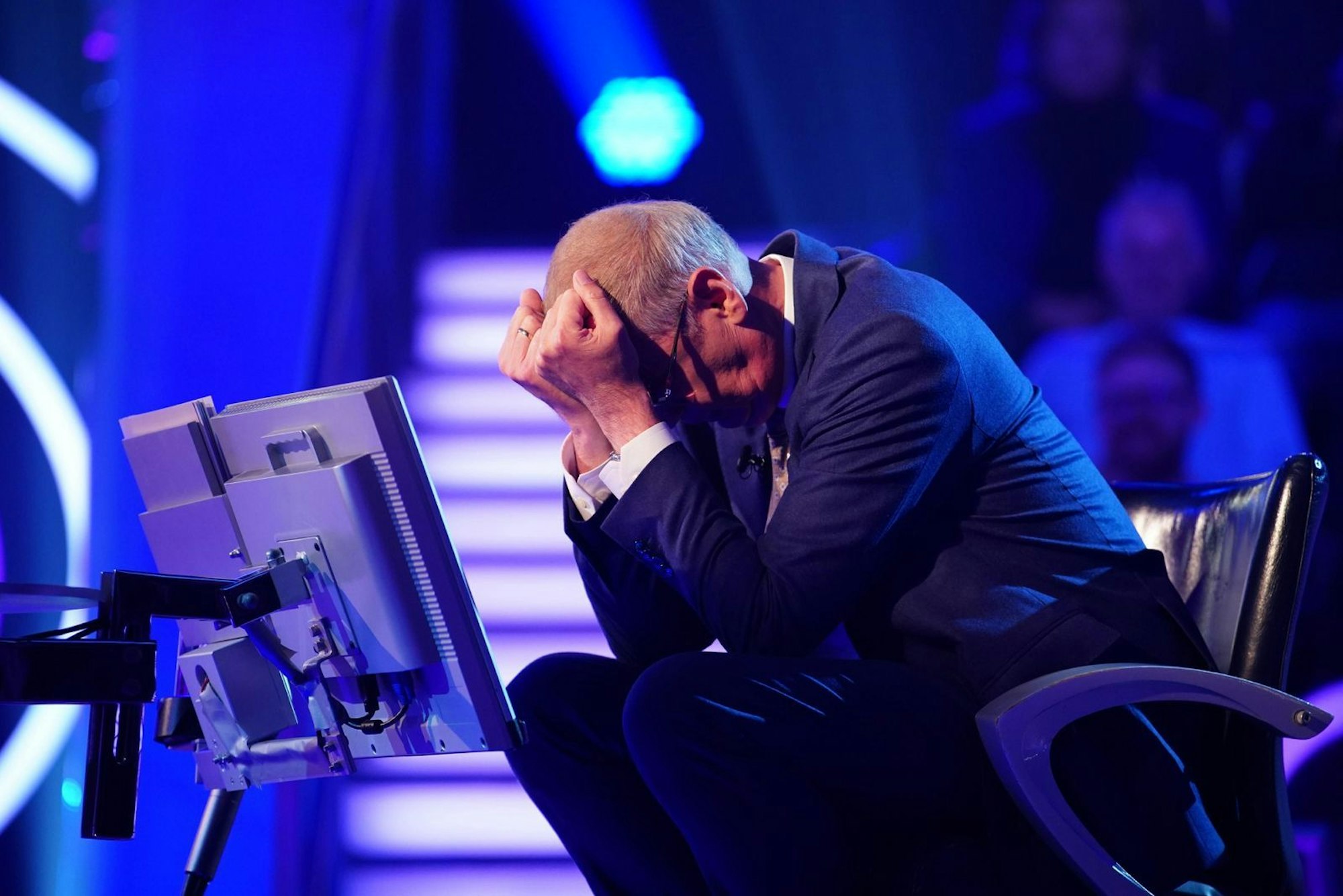 Günther Jauch verzweifelte am Montagabend ob der Pannenserie. An den meisten davon war er beteiligt. (Bild: RTL / Stefan Gregorowius)