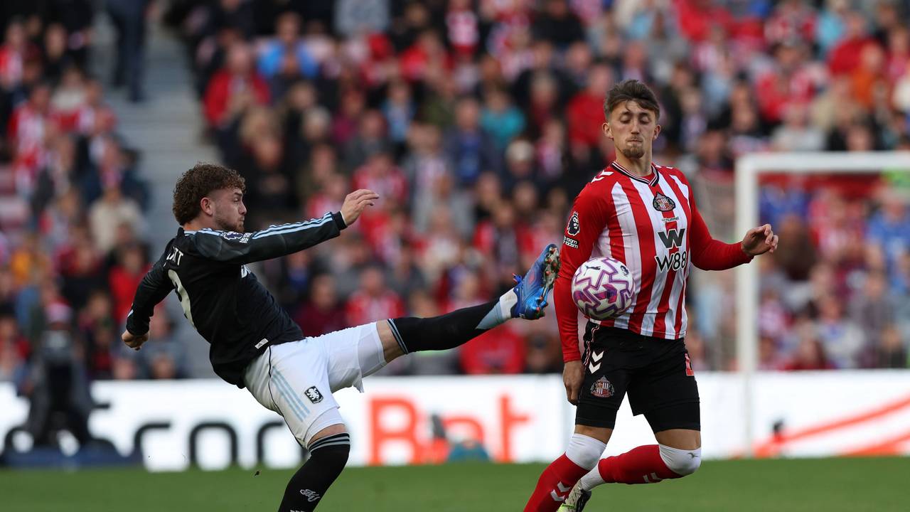 Dan Neil (r.) kämpft mit Harvey Elliot um den Ball.