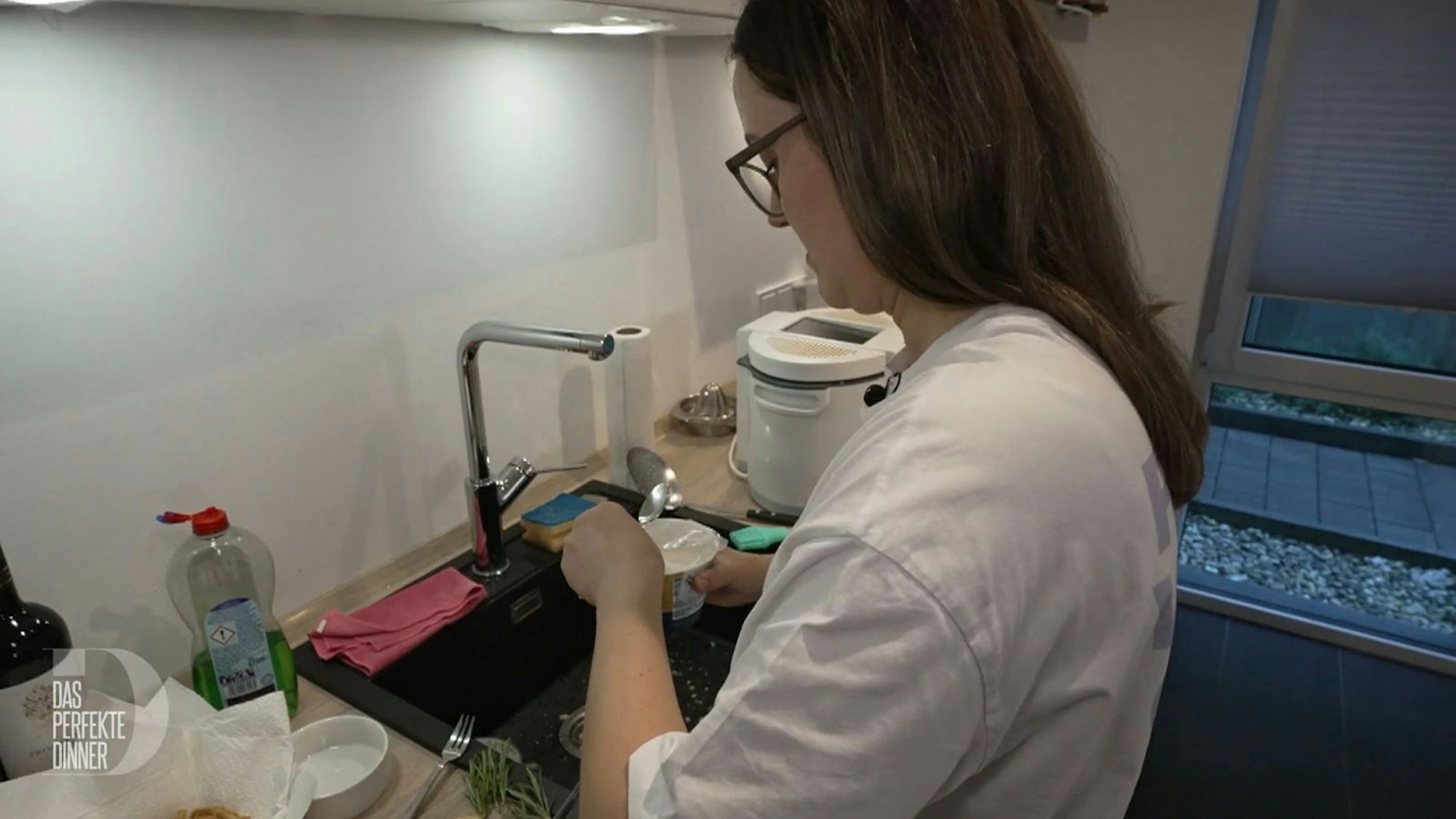 Oh nein! Wie Yase feststellt, ist die Stracciatella verdorben. (Bild: RTL)