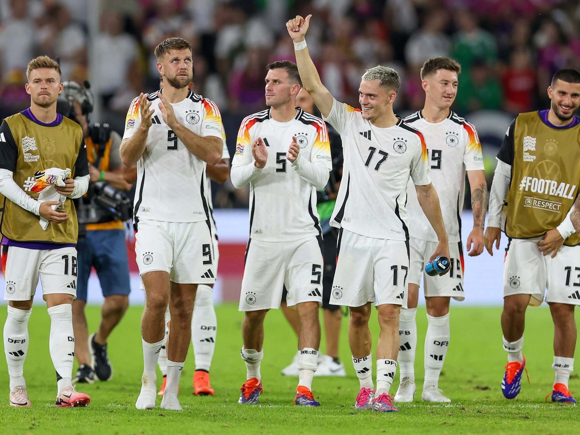 Niclas Füllkrug (2.v.l.) bedankt sich applaudierend bei den Fans.