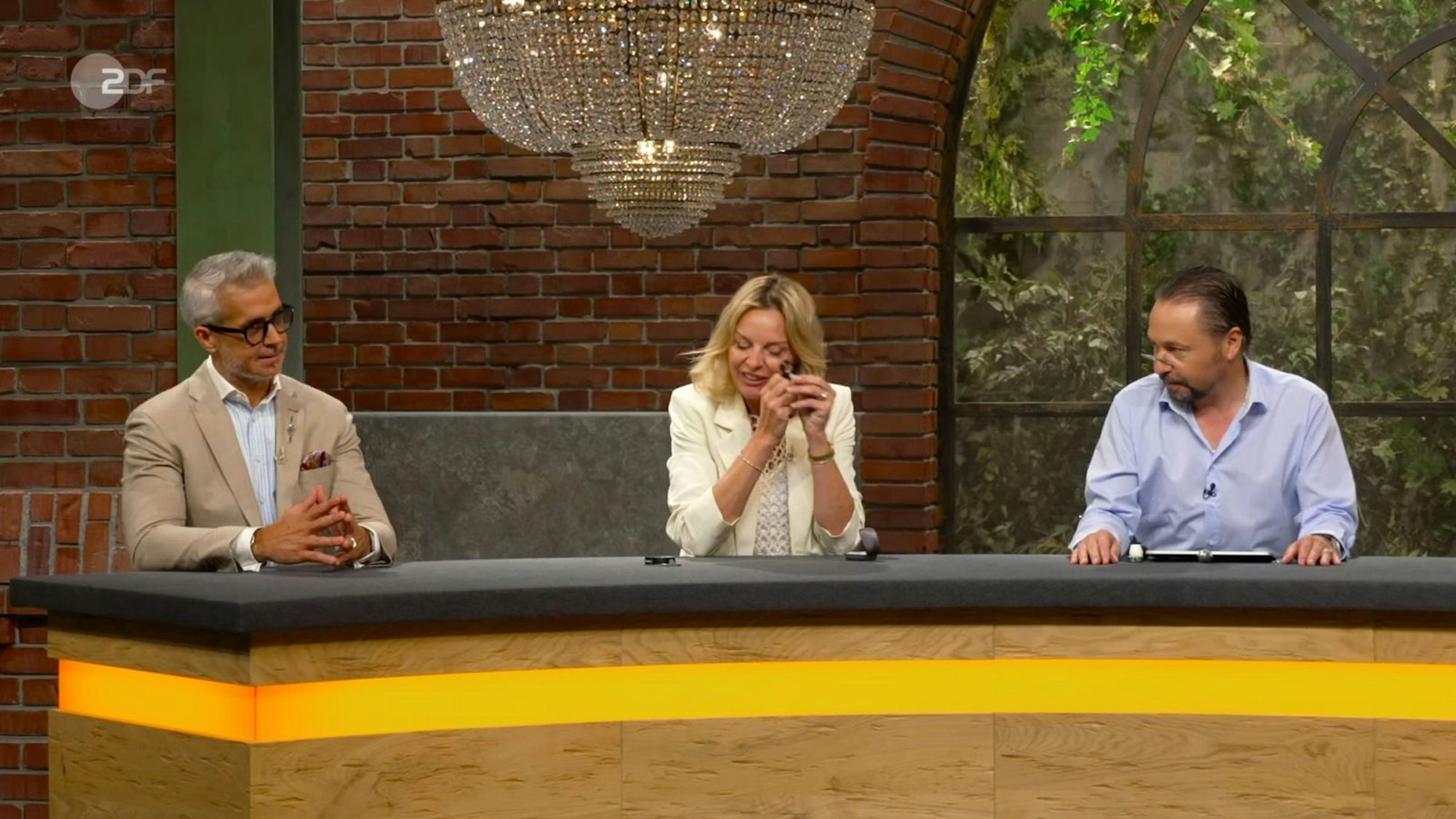 „Zwei Karat? Wow!“, war Susanne Steiger beeindruckt. (Bild: ZDF)