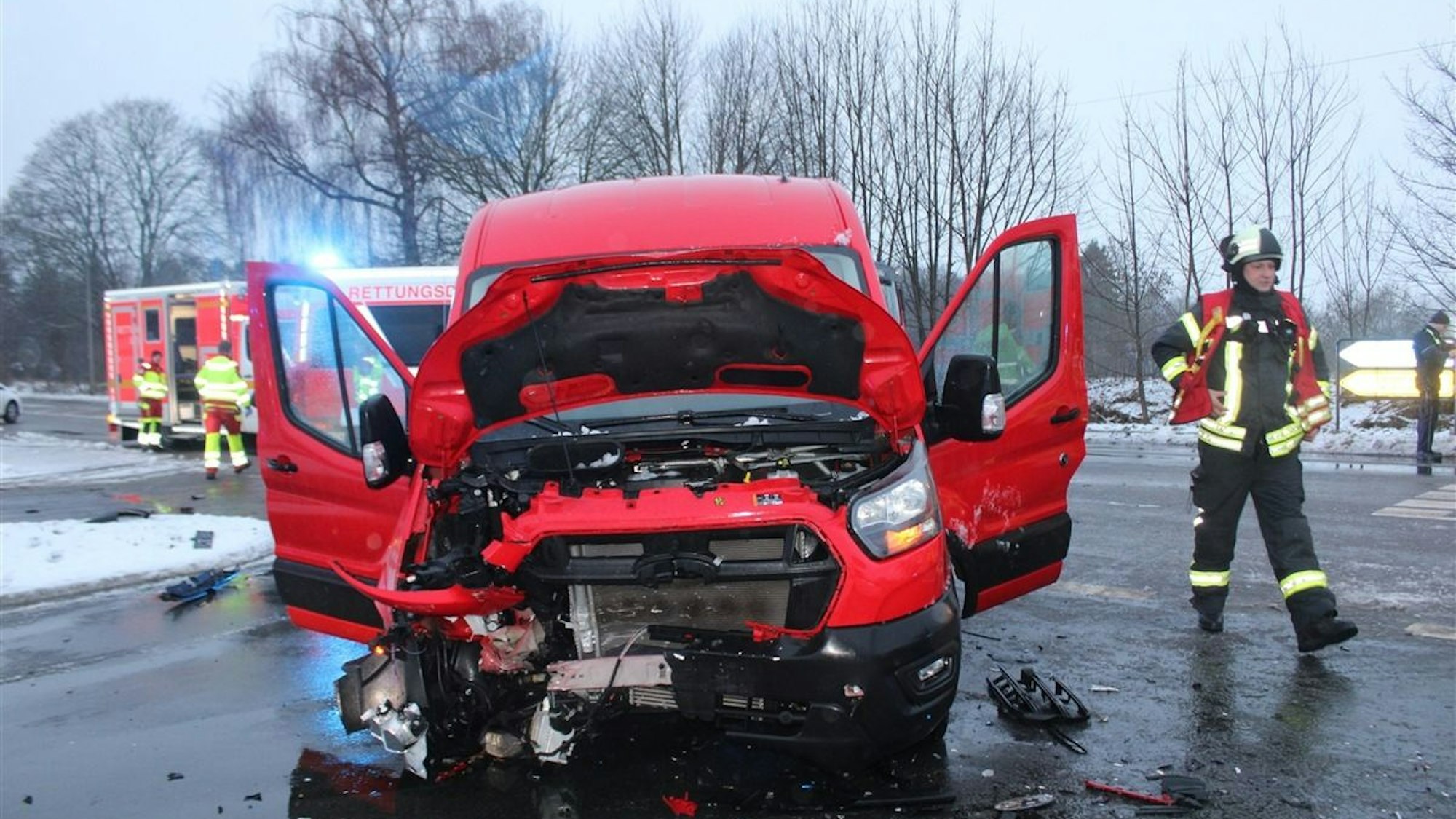 Vier Verletzte und hoher Sachschaden bei Verkehrsunfall.
