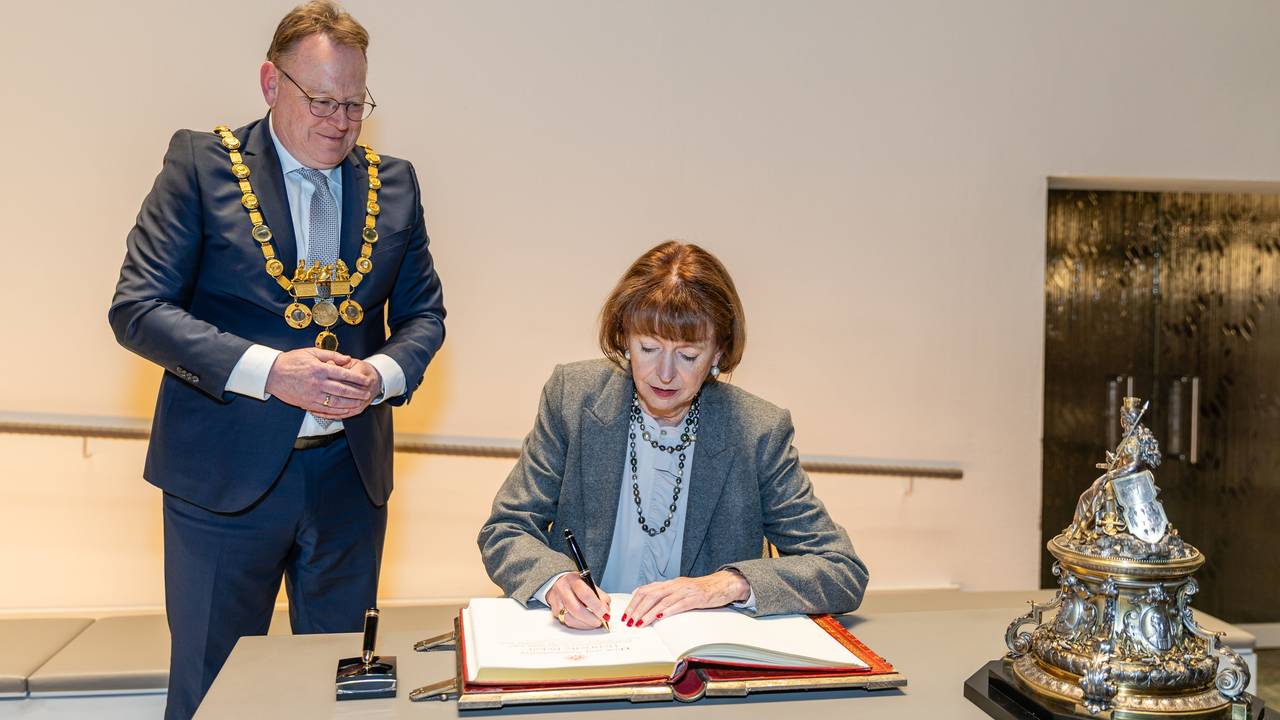 Henriette Reker trägt sich in Anwesenheit ihres Amtsnachfolgers Torsten Burmester ins Goldene Buch der Stadt Köln ein.