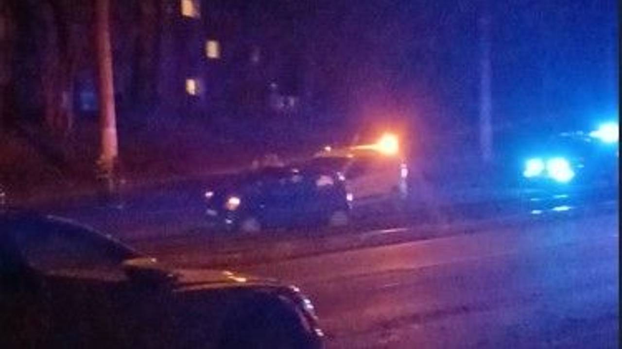 Auf Abwegen war ein Pkw am Dienstagabend in Köln-Mülheim.