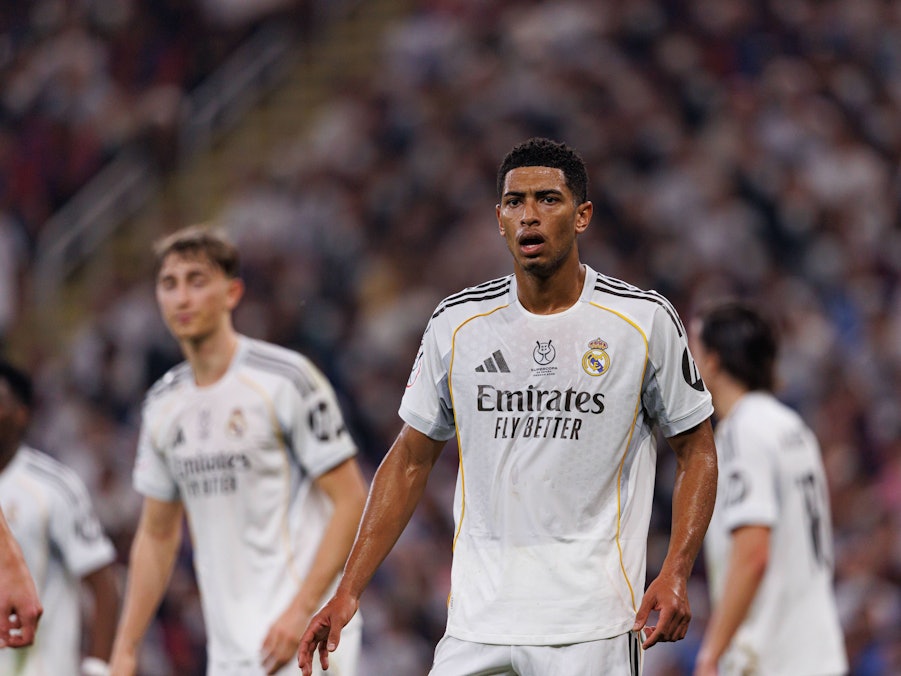 Jude Bellingham auf dem Fußballfeld im Trikot von Real Madrid.