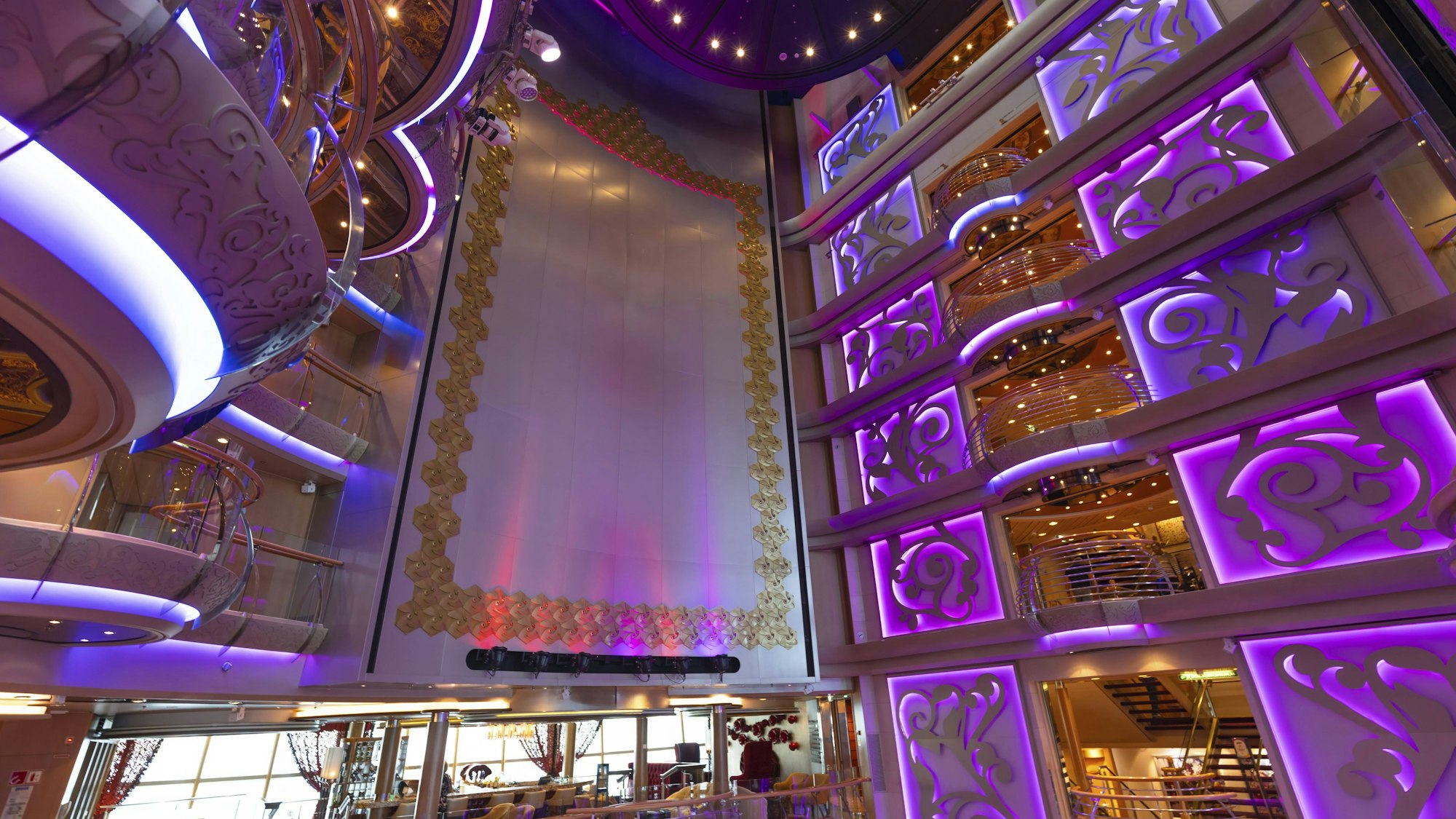 Luxuriöser Innenraum eines modernen Kreuzfahrtschiffs