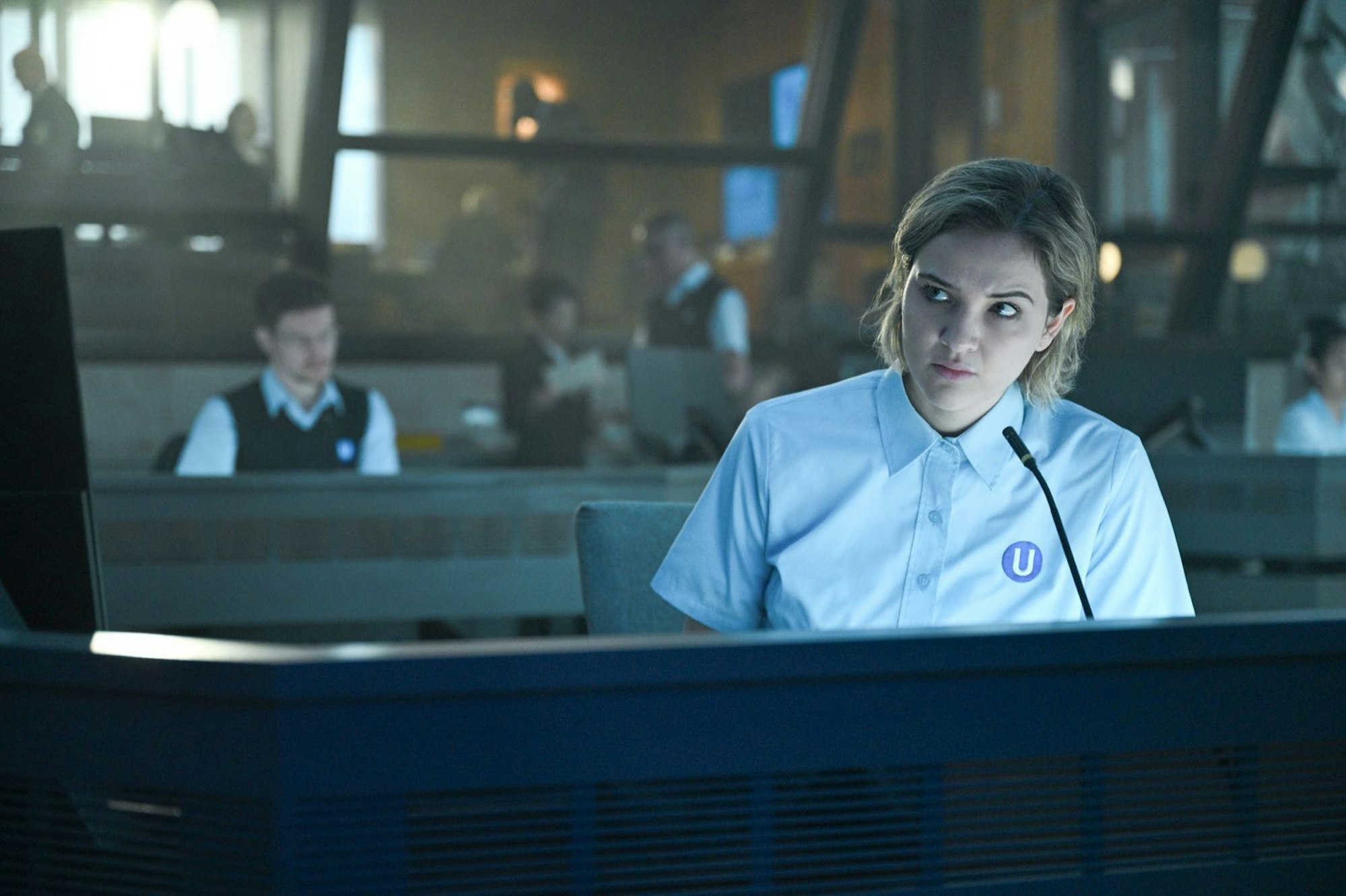 Clara (Lisa Vicari) arbeitet in der Leitstelle und muss plötzlich die Kommunikation mit dem Entführer übernehmen. (Bild: © Apple TV / Kevin Baker)