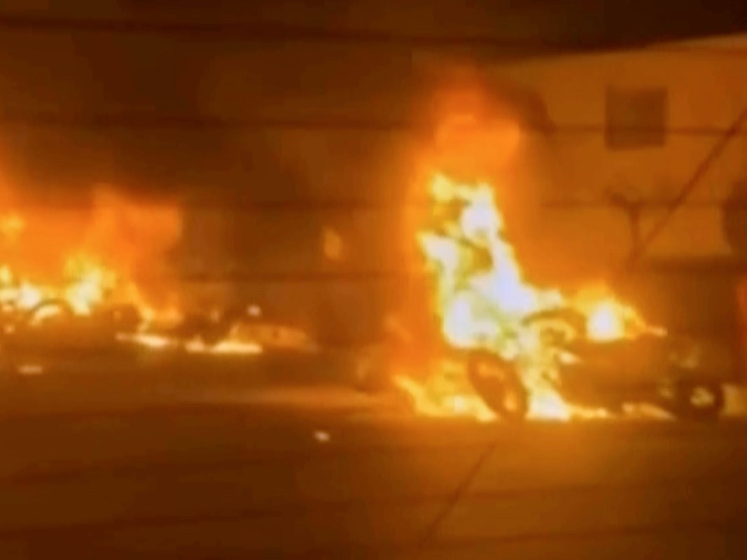 Dieses Videostandbild aus dem iranischen Staatsfernsehen zeigt brennende Fahrzeuge während nächtlicher Massenproteste.