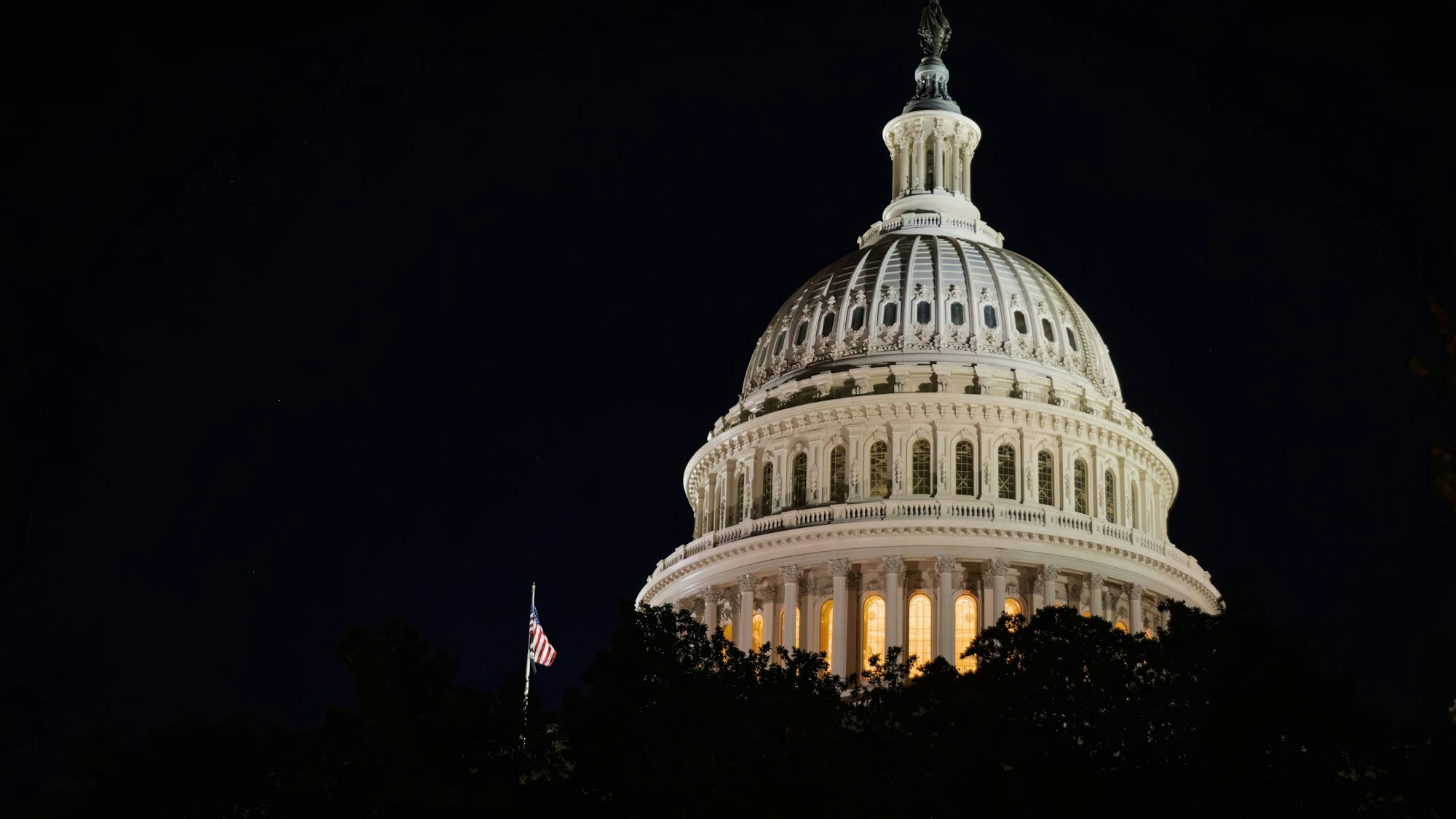 Das beleuchtete Kapitolgebäude des US-Repräsentantenhauses bei Nacht