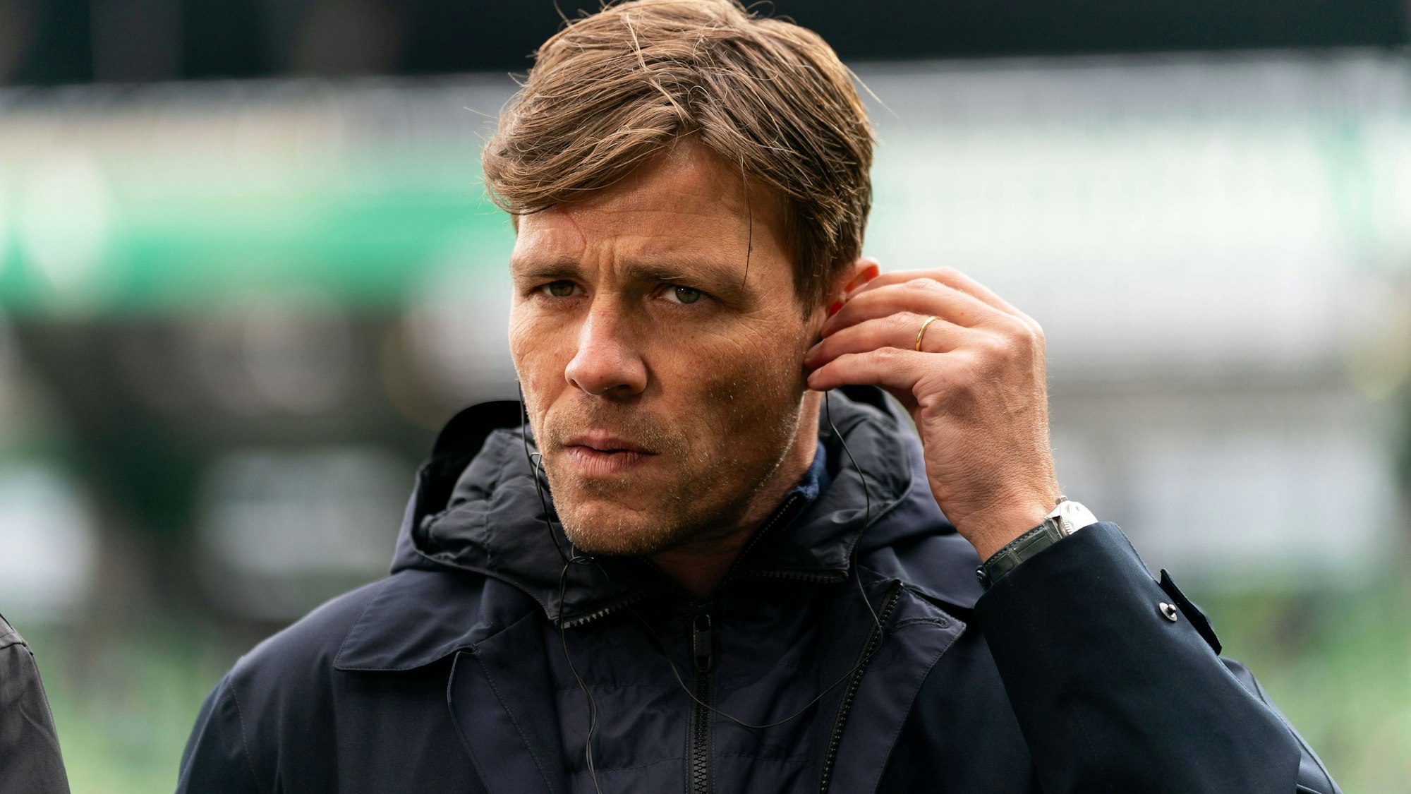 Clemens Fritz fasst sich ans Ohr