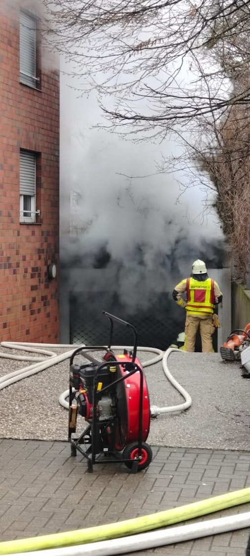 Rauch steigt aus einer Tiefgarage.