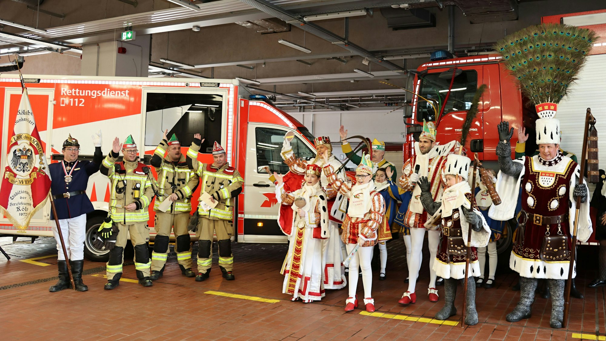 Das Kinderdreigestirn und das Kölner Dreigestirn bei der Feuerwehr.