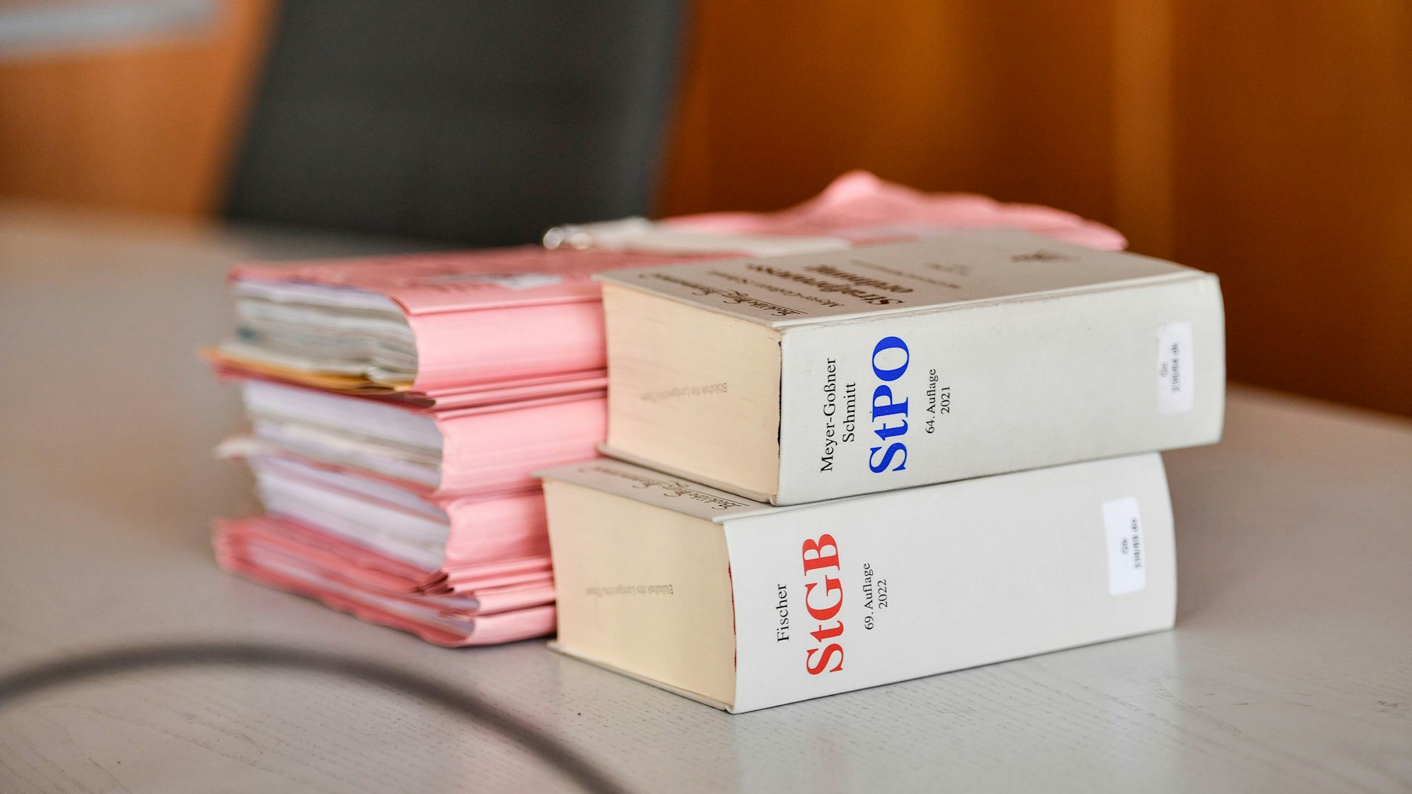 Bücher und Akten auf einem Tisch