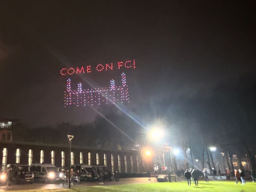 Drohnenshow vor dem Spiel des 1. FC Köln gegen den FC Bayern.