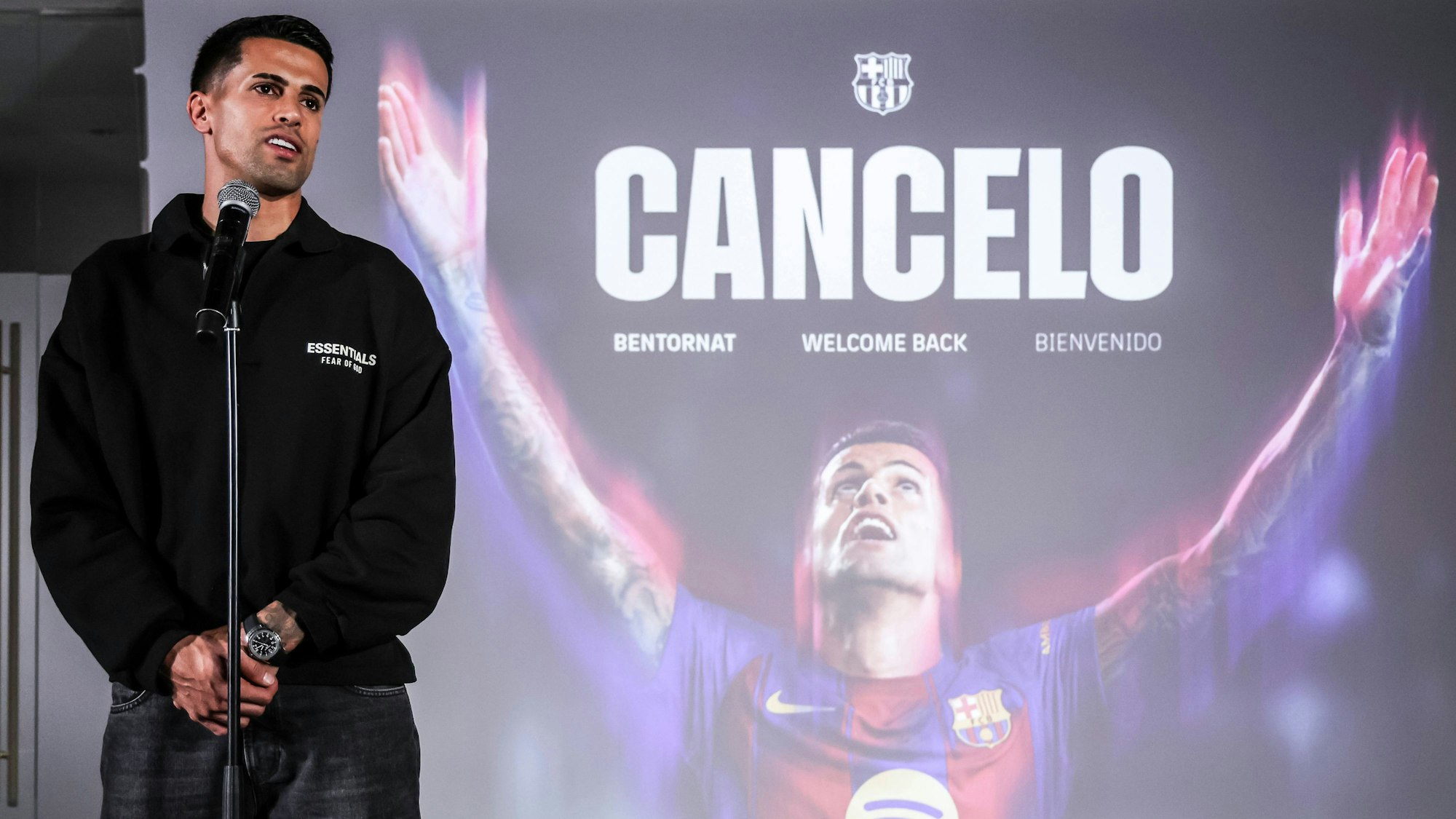 João Cancelo spricht bei einer Präsentation