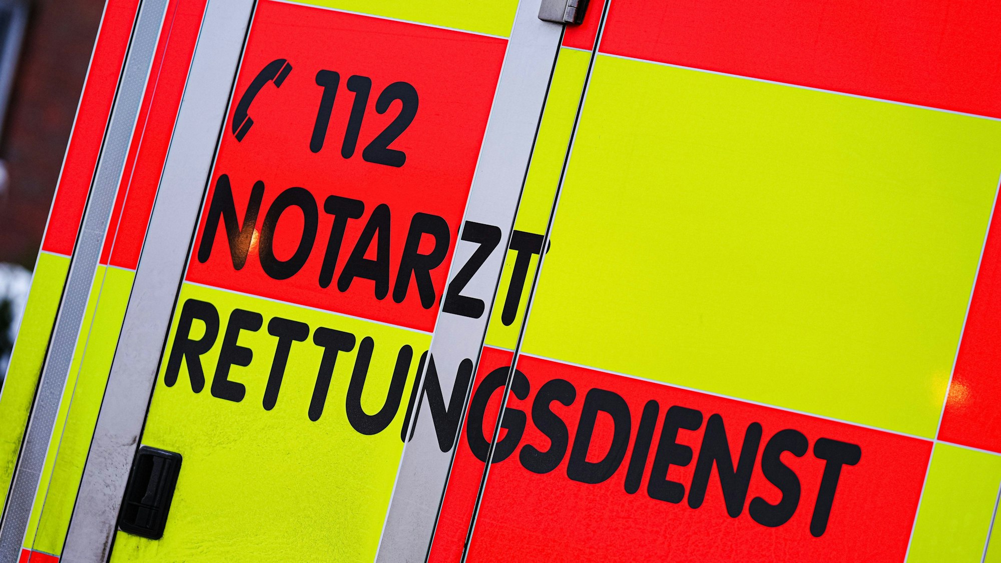 Rettungswagen mit Aufschrift und Signalfarben