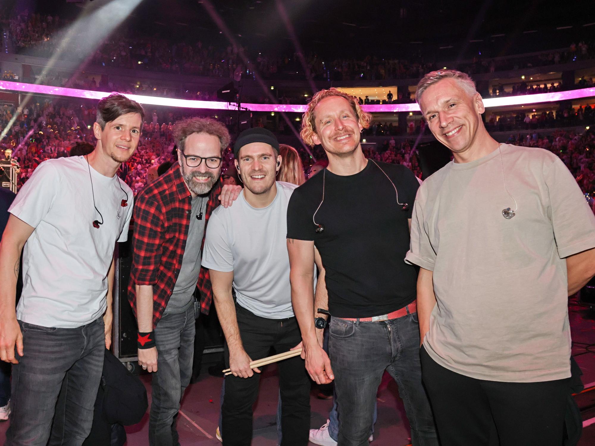 Die Band Kasalla steht zum Gruppenfoto in der Arena.