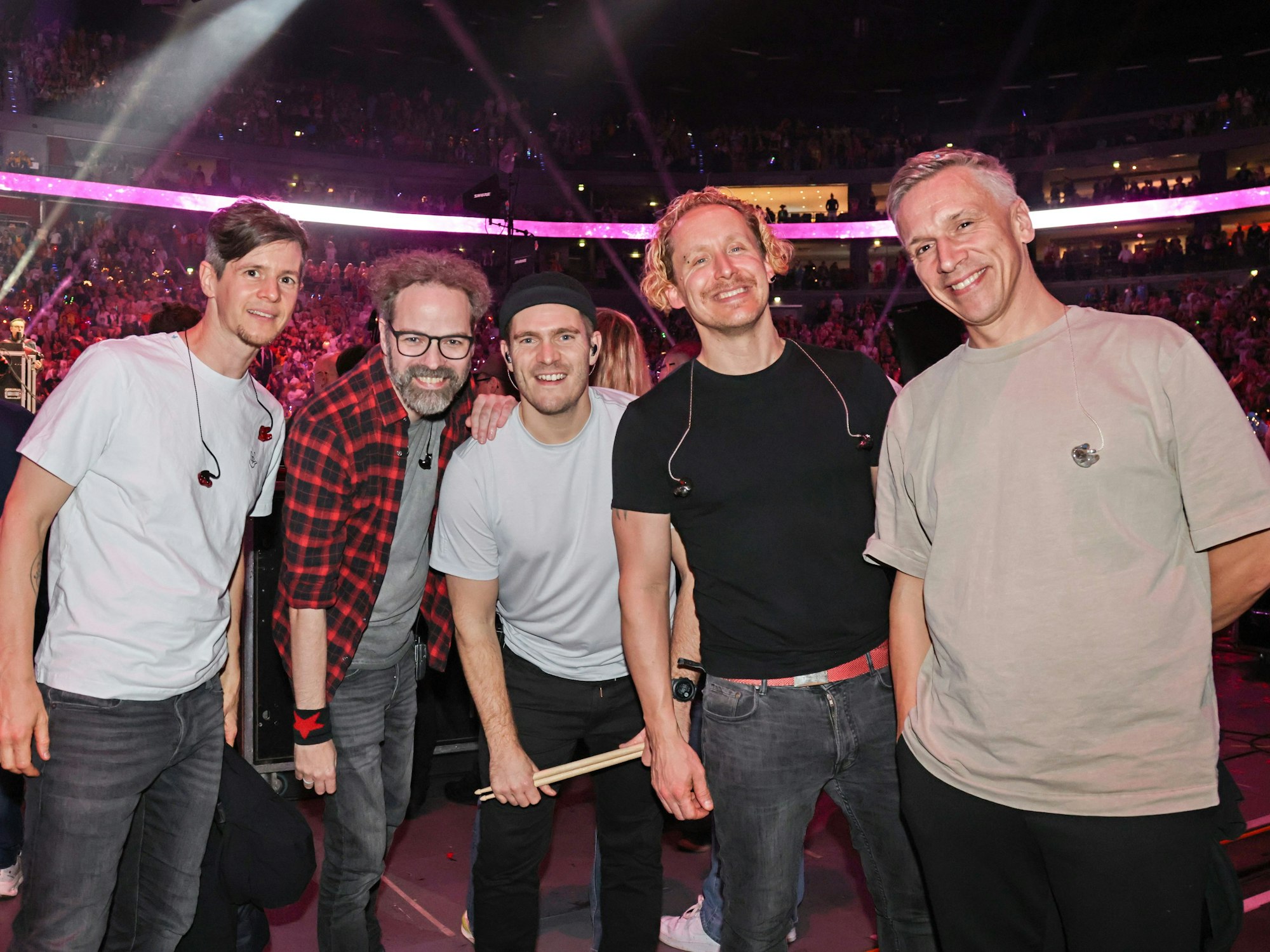 Die Band Kasalla steht zum Gruppenfoto in der Arena.