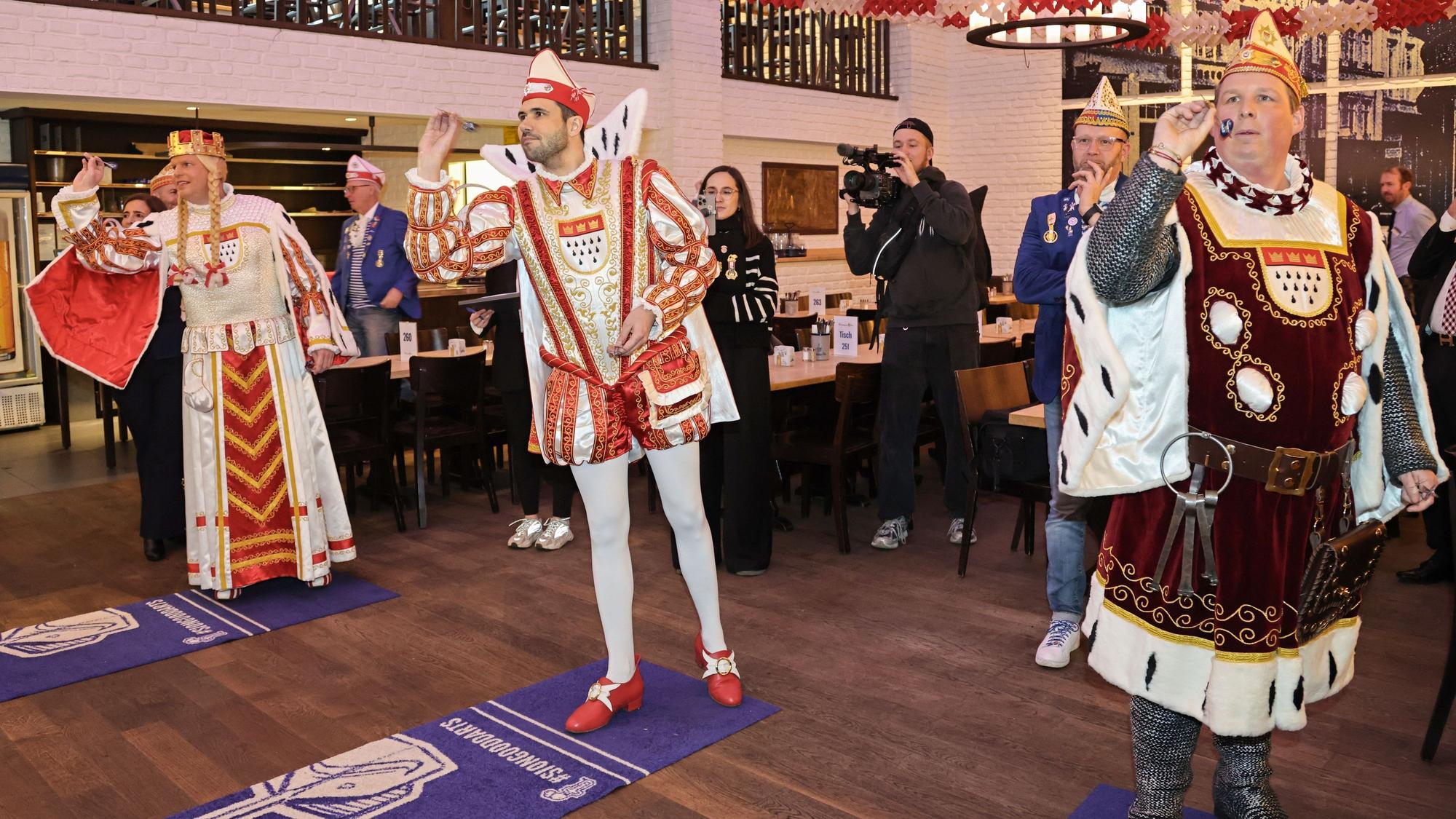 Das Kölner Dreigestirn beim Darts.