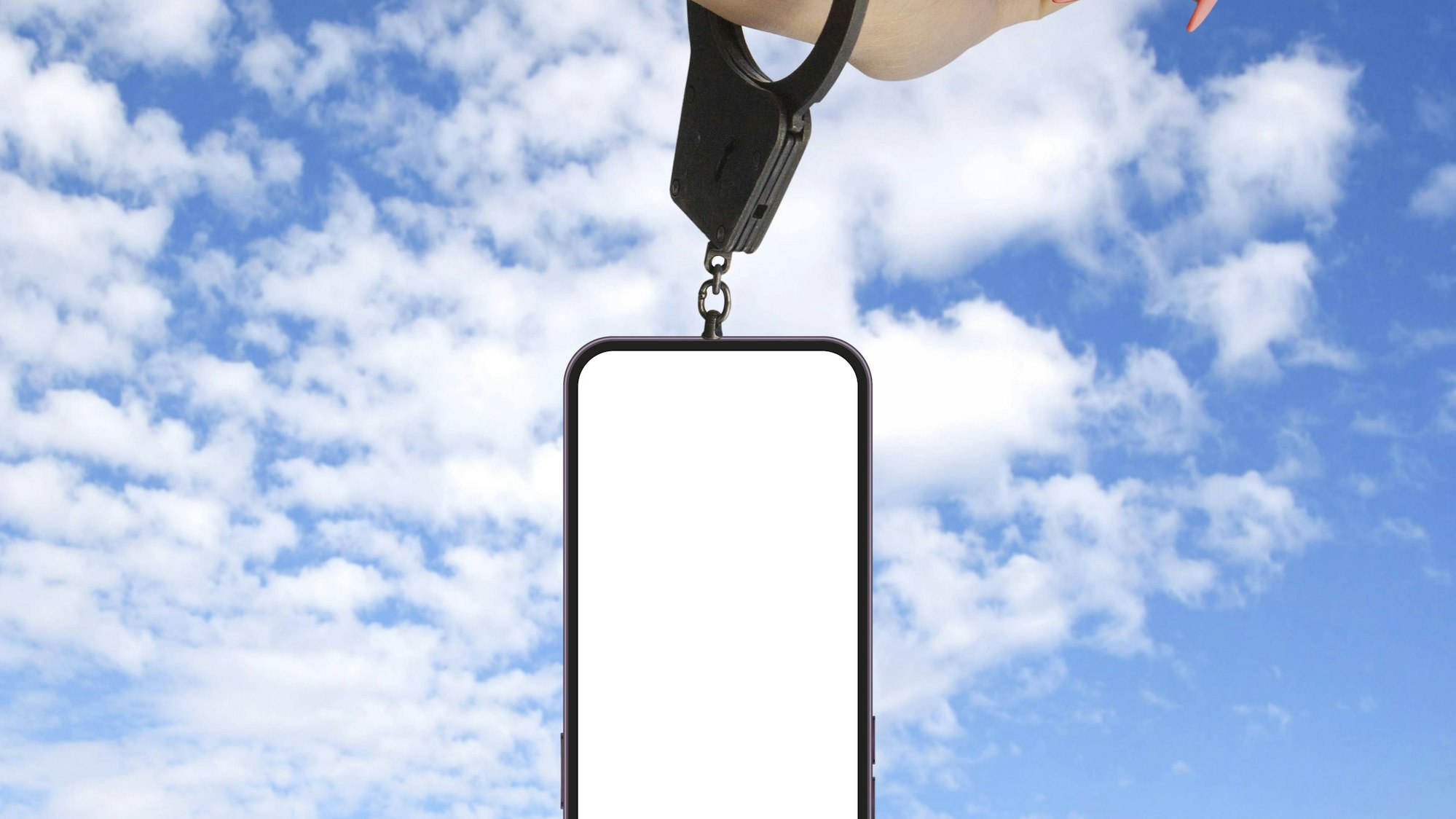 Frauenhand mit Handschelle und daran hängendem Handy