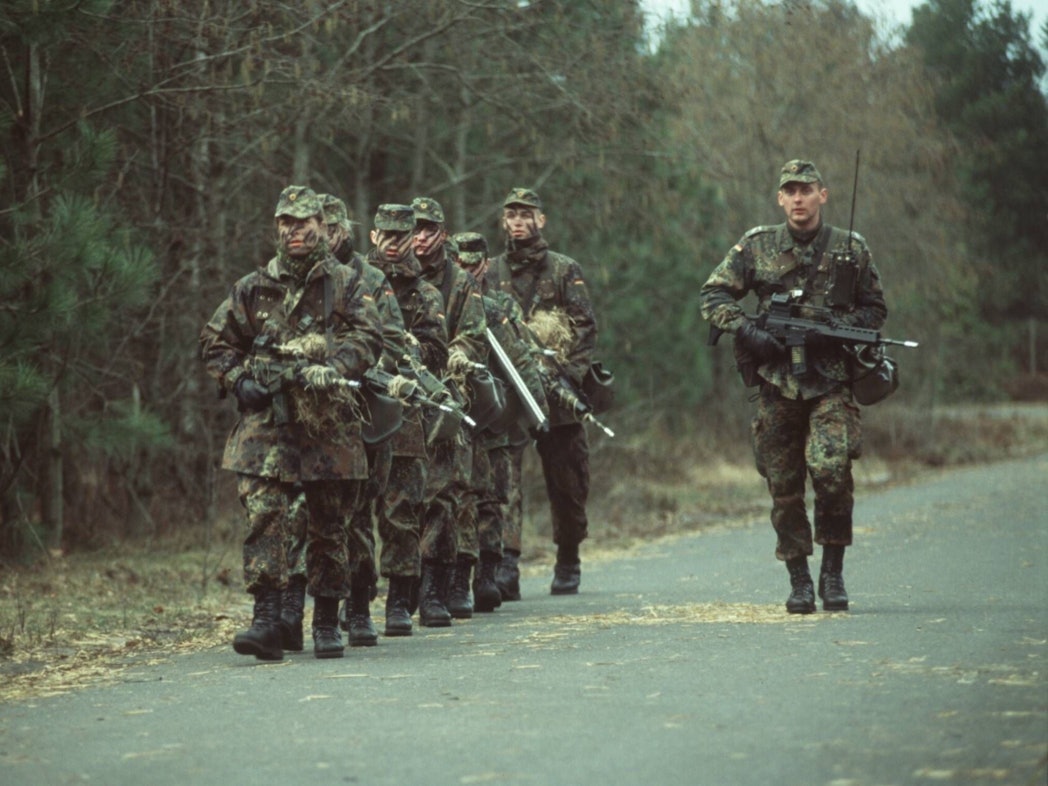 Soldatinnen und Soldaten nehmen an Rhein und Erft an der Übung „Gelber Merkur 2026“ teil. Das Symbolfoto zeigt Soldaten und Soldatinnen der Bundeswehr bei einer Truppenübung im Jahr 2001.