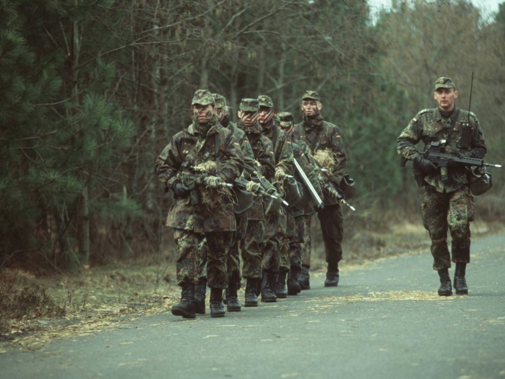 Soldatinnen und Soldaten nehmen an Rhein und Erft an der Übung „Gelber Merkur 2026“ teil. Das Symbolfoto zeigt Soldaten und Soldatinnen der Bundeswehr bei einer Truppenübung im Jahr 2001.