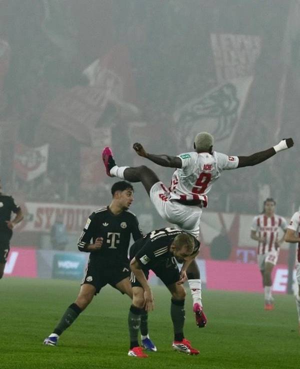 Der 1. FC Köln traf am Mittwoch, 14. Januar 2026, auf den FC Bayern München. Hier ging Kölns erblondeter Ragnar Ache in den Luftkampf.