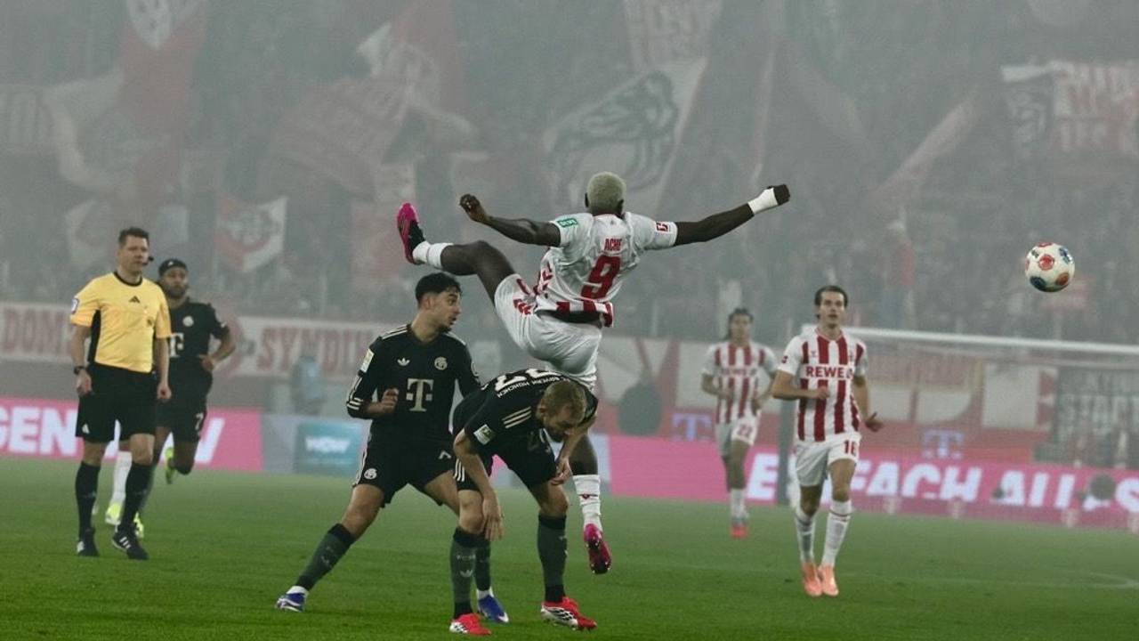 Der 1. FC Köln traf am Mittwoch, 14. Januar 2026, auf den FC Bayern München. Hier ging Kölns erblondeter Ragnar Ache in den Luftkampf.
