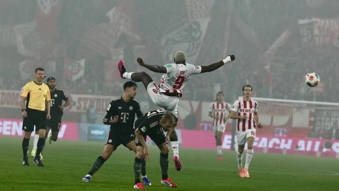 Der 1. FC Köln traf am Mittwoch, 14. Januar 2026, auf den FC Bayern München. Hier ging Kölns erblondeter Ragnar Ache in den Luftkampf.