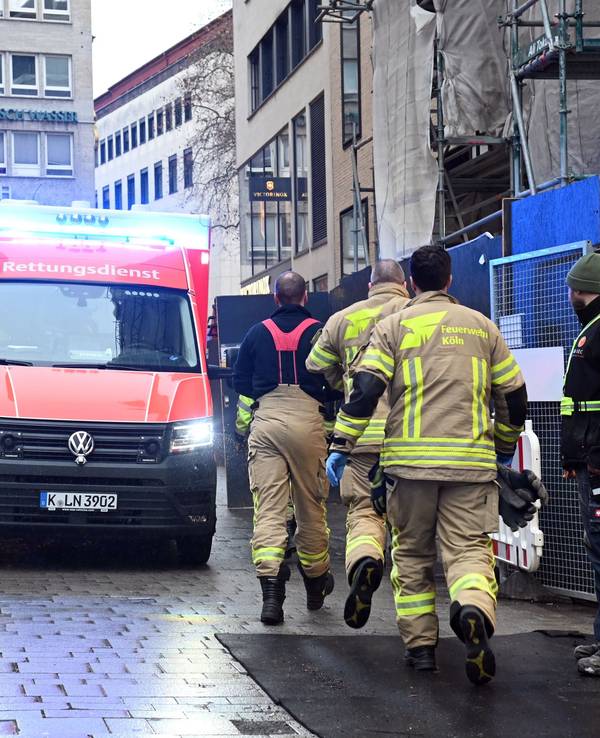 14.01.2026 Köln. Einsatz von Feuerwehr, Polizei und Rettungswagen auf der Baustelle Dom Hotel. Foto: Alexander Schwaiger